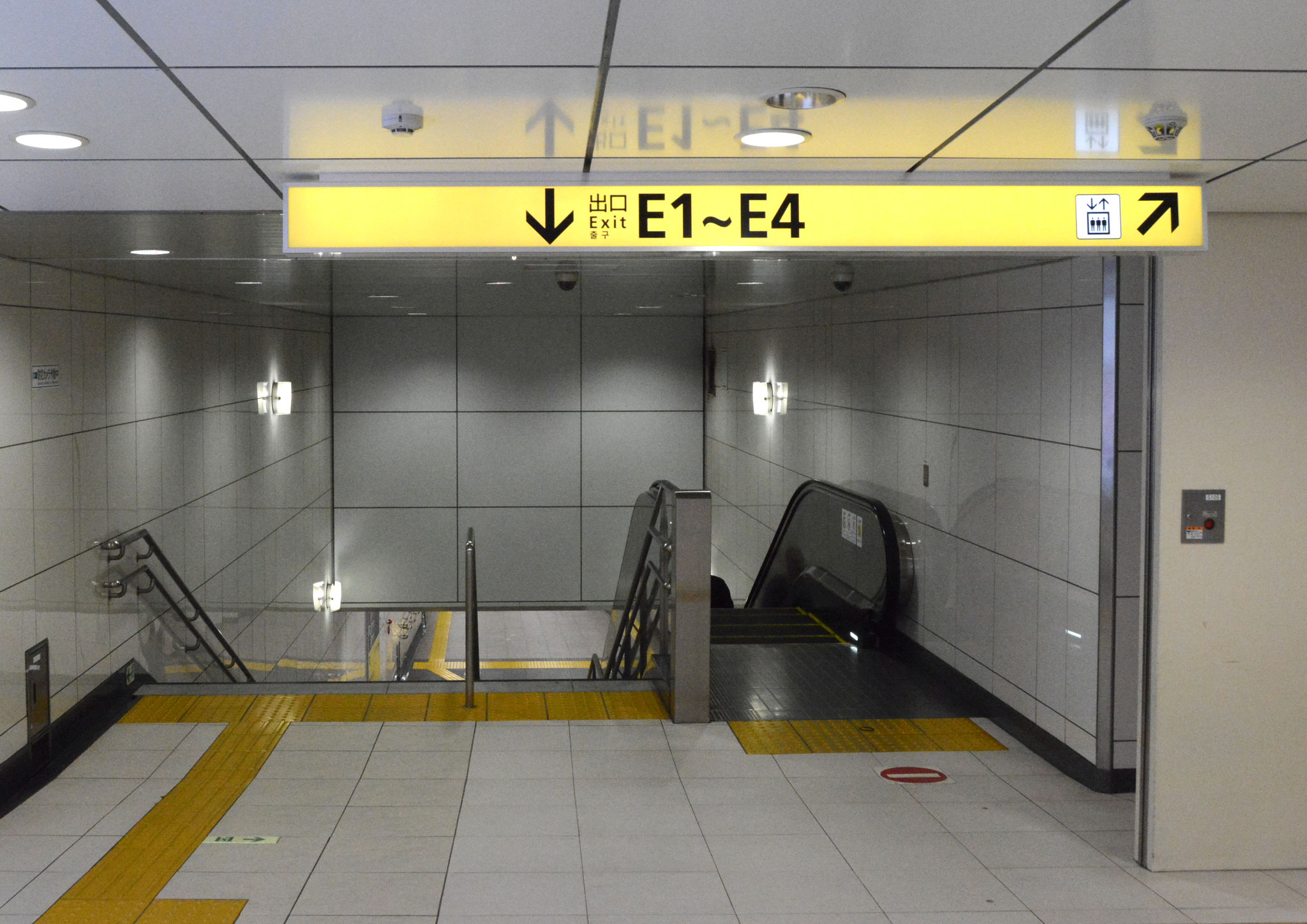 →④「E1出口」方面への連絡通路に入ります