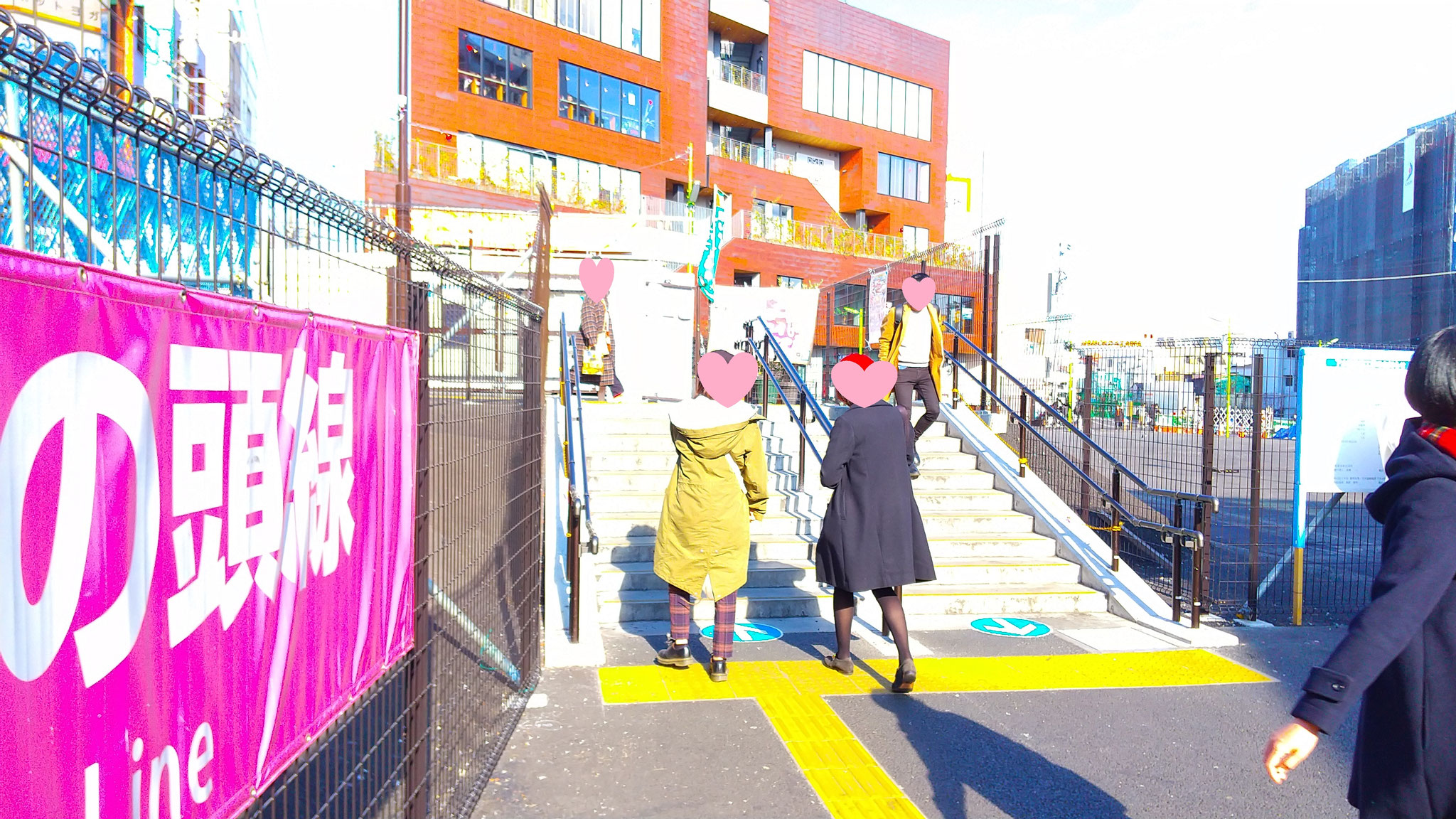 まっすぐ進み階段を昇り左へ