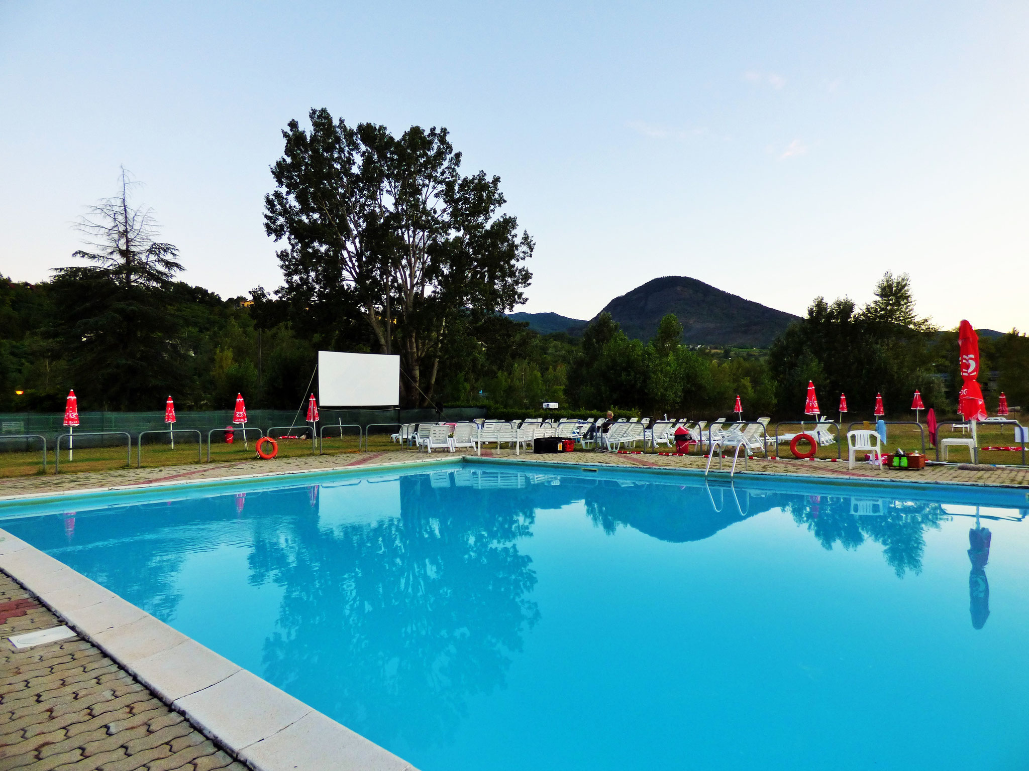 Cinema in piscina, a Perino si può. La prima cine – piscina della val trebbia.