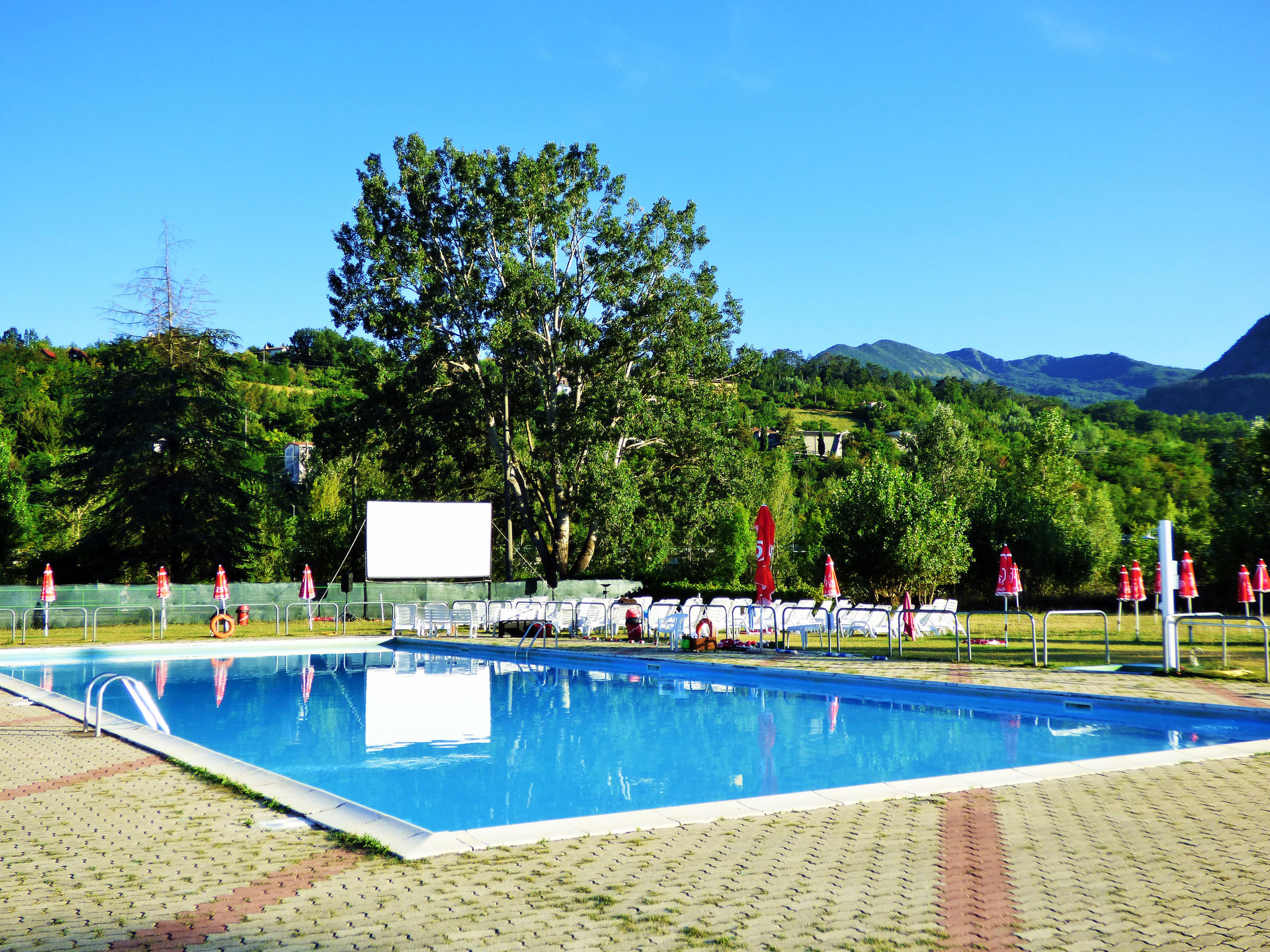 Cinema in piscina, a Perino si può. La prima cine – piscina della val trebbia.