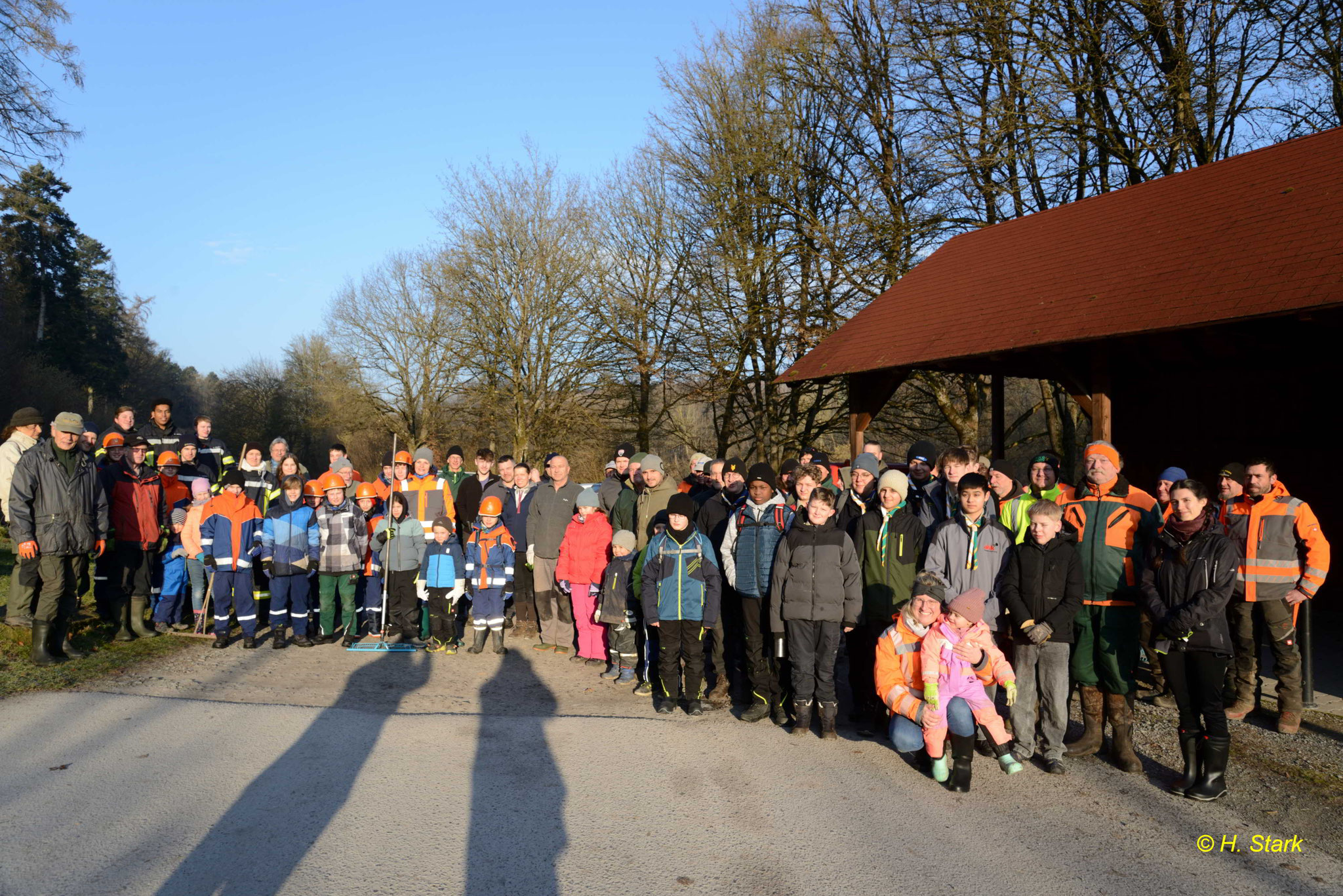Gruppenfoto an der Grillhütte nahe dem Naturparkzentrum