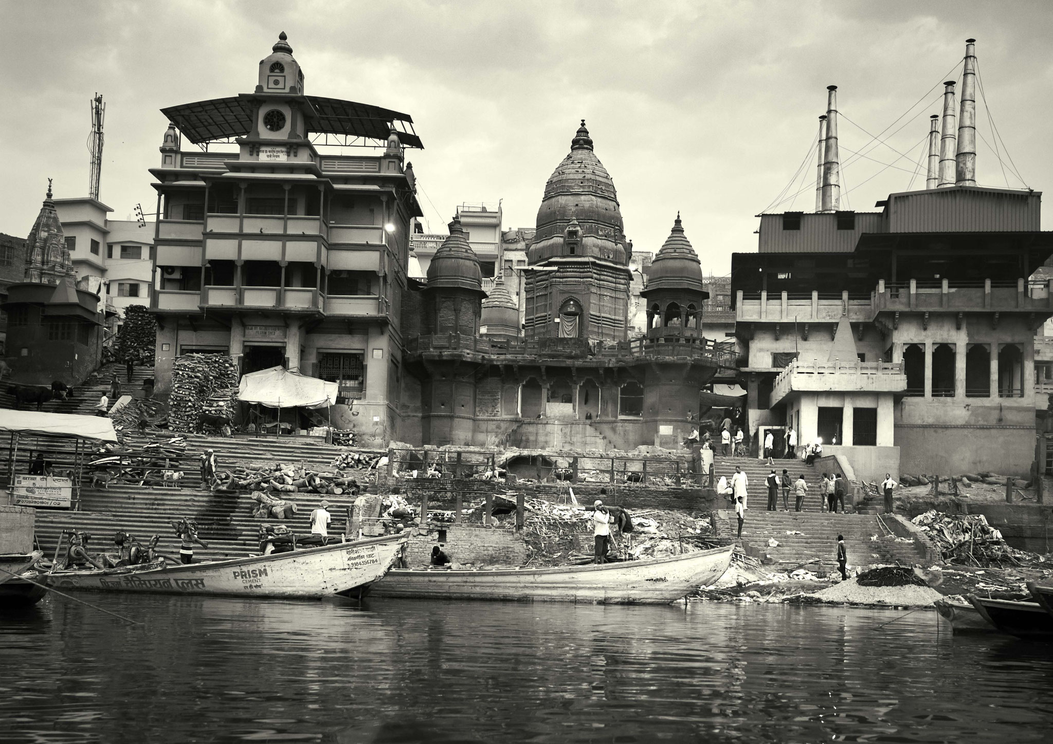 Das Manikarnika Ghat ist eines der ältesten Ghats in Varanasi. Die hinduistische Mythologie lehrt, dass das Ghat besonders heilig ist und die dort eingeäscherten Menschen Erleuchtung erhalten. Es ist die grösste öffentliche Verbrennungsstätte in Varanasi.