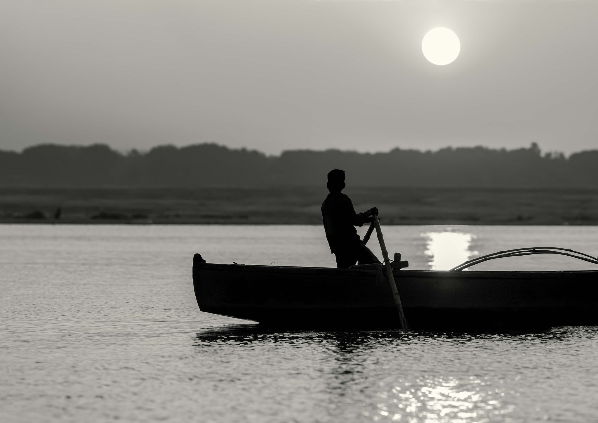 Der Tod ist für Hindus kein Trauerfall wie für uns. So entledigen sich die Verstorbenen am Ganges Ufer lediglich ihrer fleischlichen Hülle und begeben sich direkt ins Moksha (siehe Nirvana),  um den ewigen Kreislauf der Wiedergeburt zu unterbrechen.