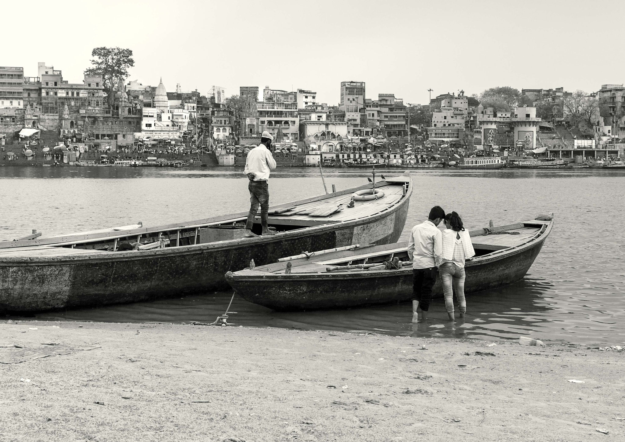 Mit der Liebe ist es bekanntlich nie einfach - aber in Indien wohl besonders kompliziert. Ein Pärchen auf der romantischen Seite vom Ganges Fluss – auf der Sandbank – die nur in der Trockenzeit begehbar ist. 