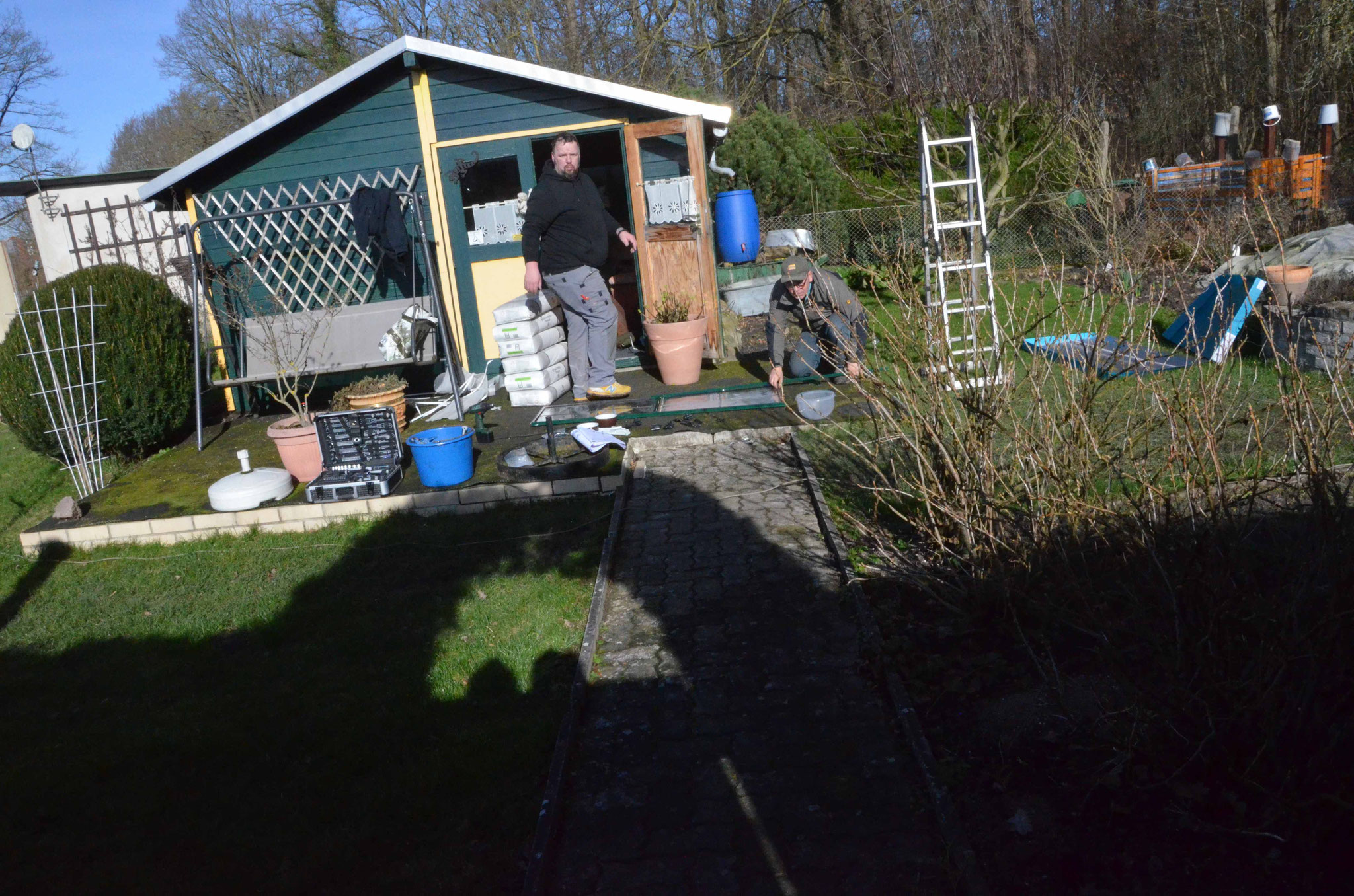 das neue Gewächshaus (weiter rechts) ist fast fertig