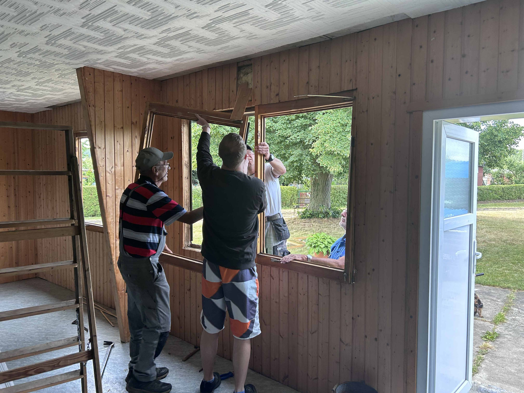 zuerst wurden die alten Fenster und Rahmen entfernt