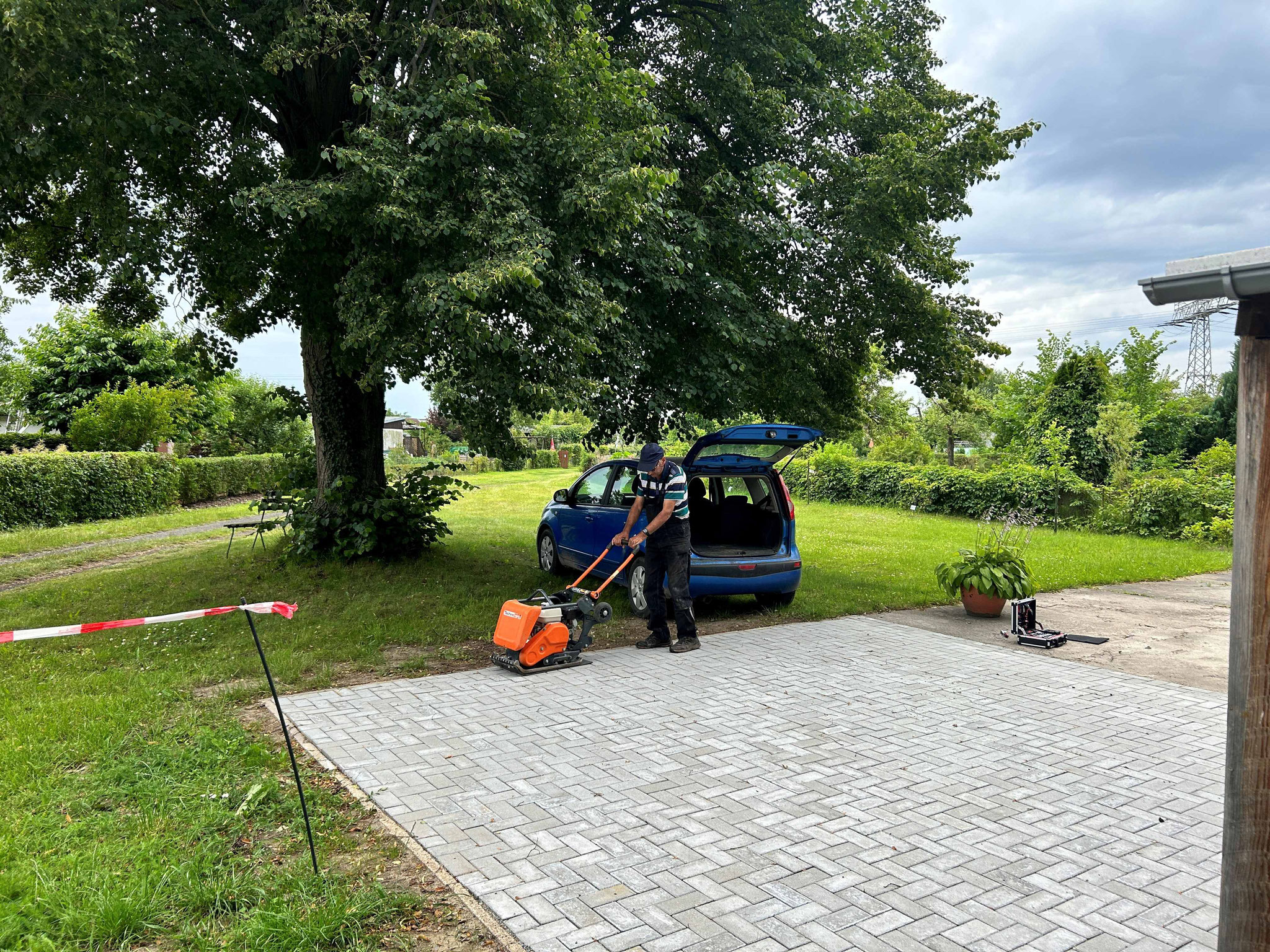 der Rüttler wurde beim Hagebaumarkt ausgeliehen (Joachim & Jörg)