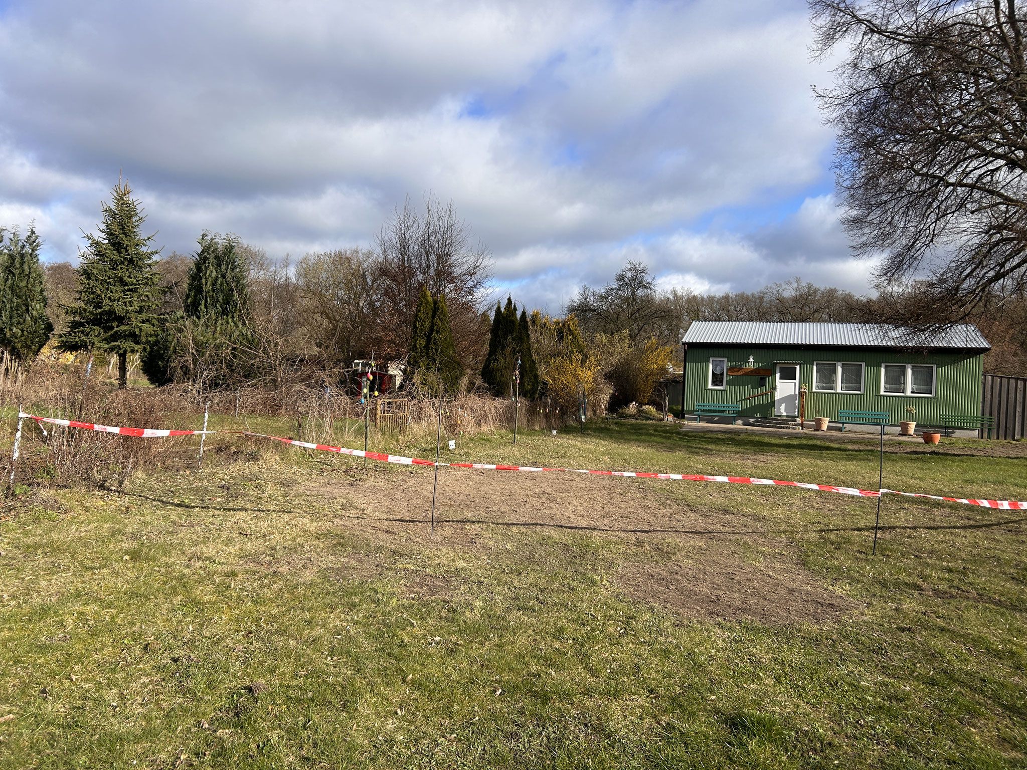 teils neuer Rasen vor dem Vereinshaus angesäht