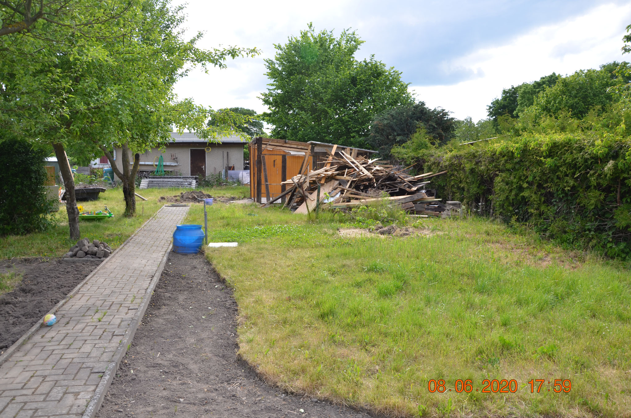 und im Garten 48; hier kommt eine neue Laube hin