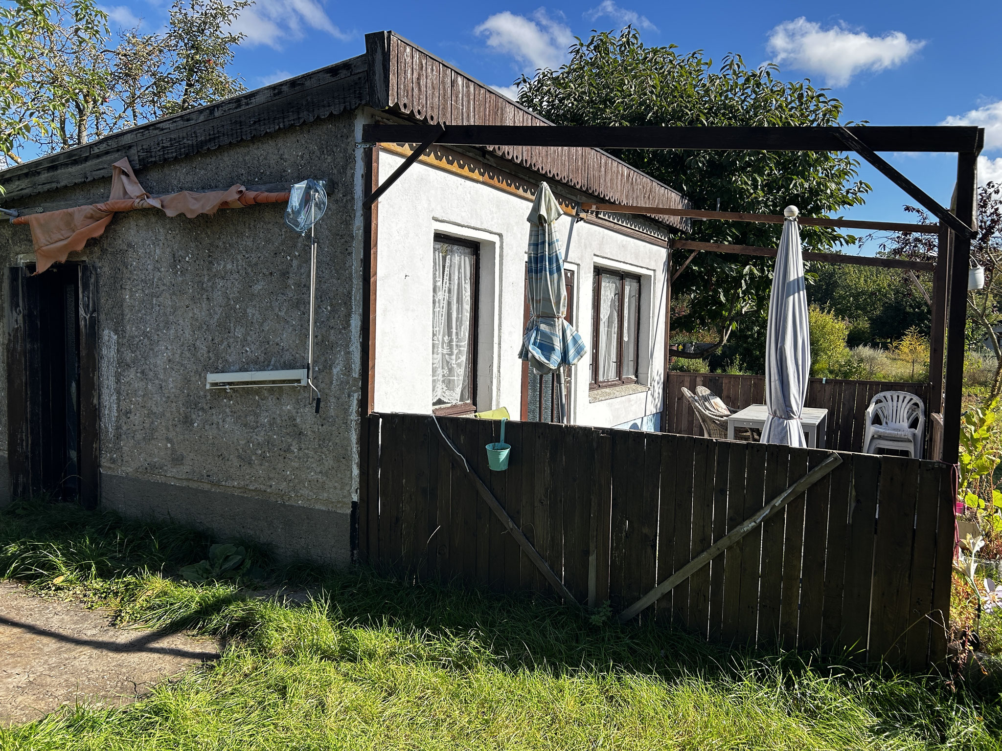 linke Seite der Laube