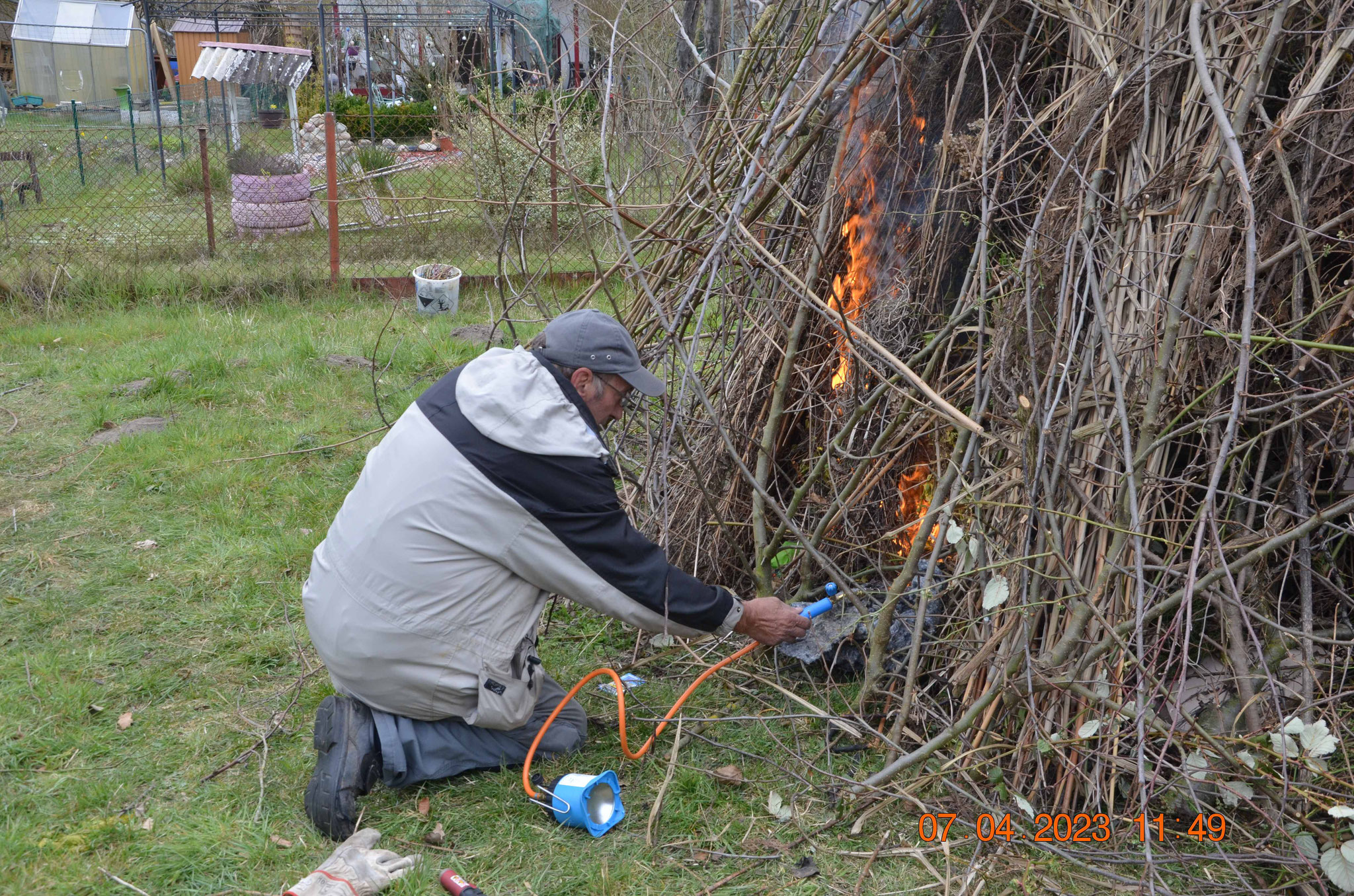 Joachim beim Anzünden des Osterfeuers