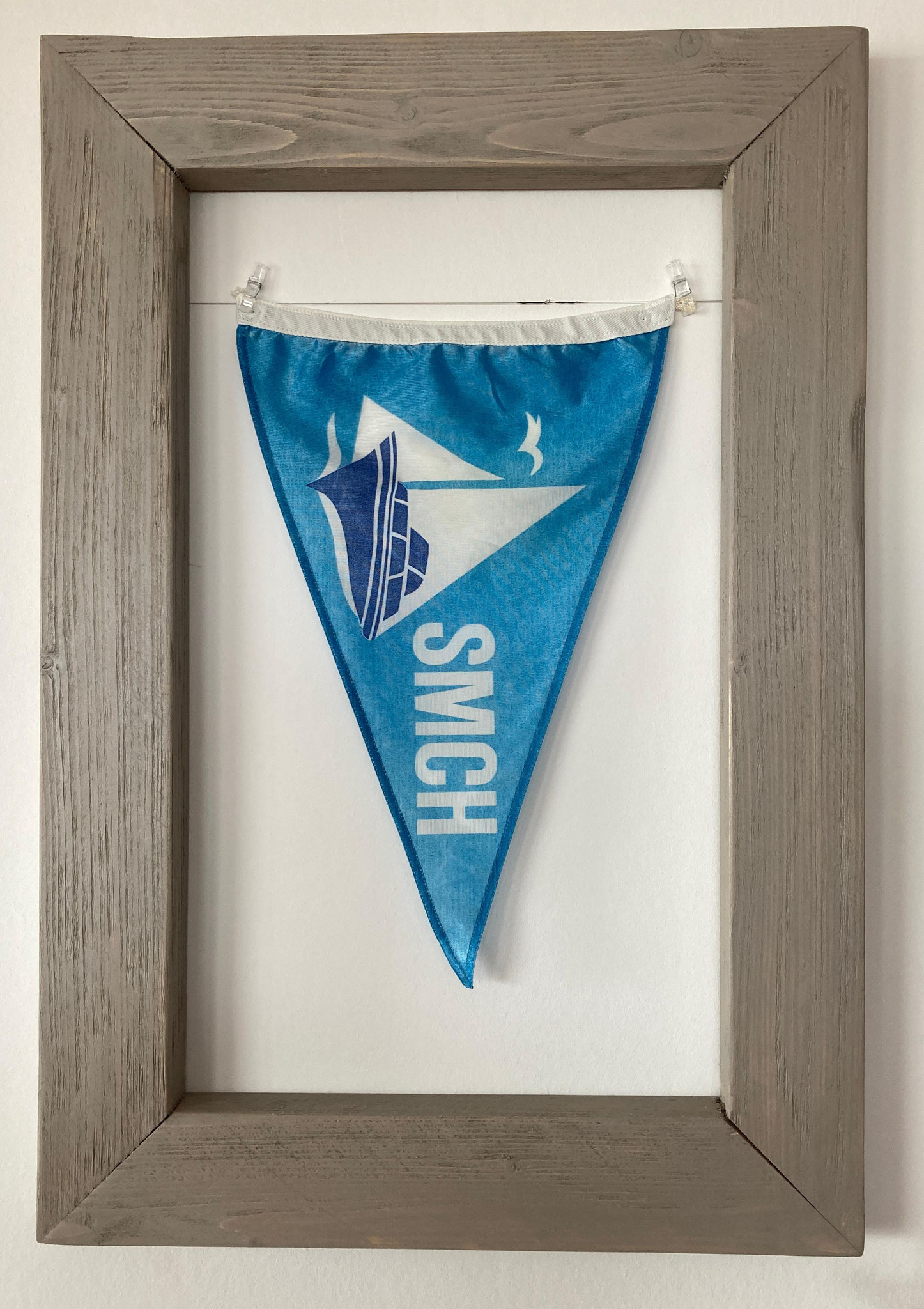 2. Dieser zeigt den Vereinswimpel des SYLTER MOTORYACHT CLUB HÖRNUM, gegründet 1958, 1975 HÖRNUMER SEGLER VEREIN und umbenannt zum heutigen SYC Hörnum.