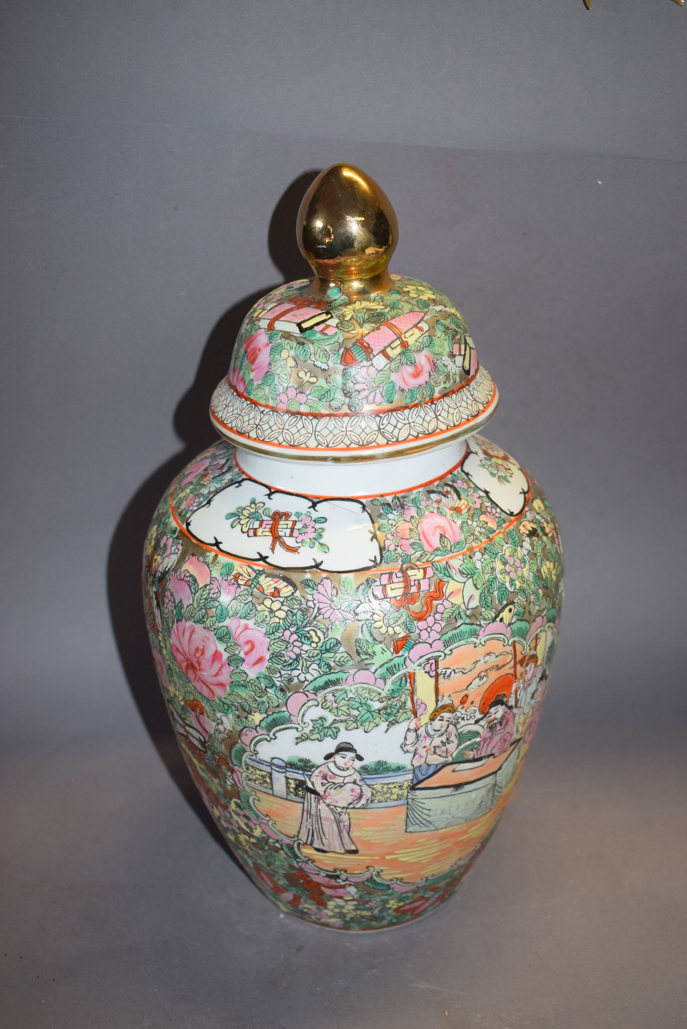 Porzellan Spitzdeckelvase mit "Familie Rose Motiv" und floraler Malerei, h=37cm