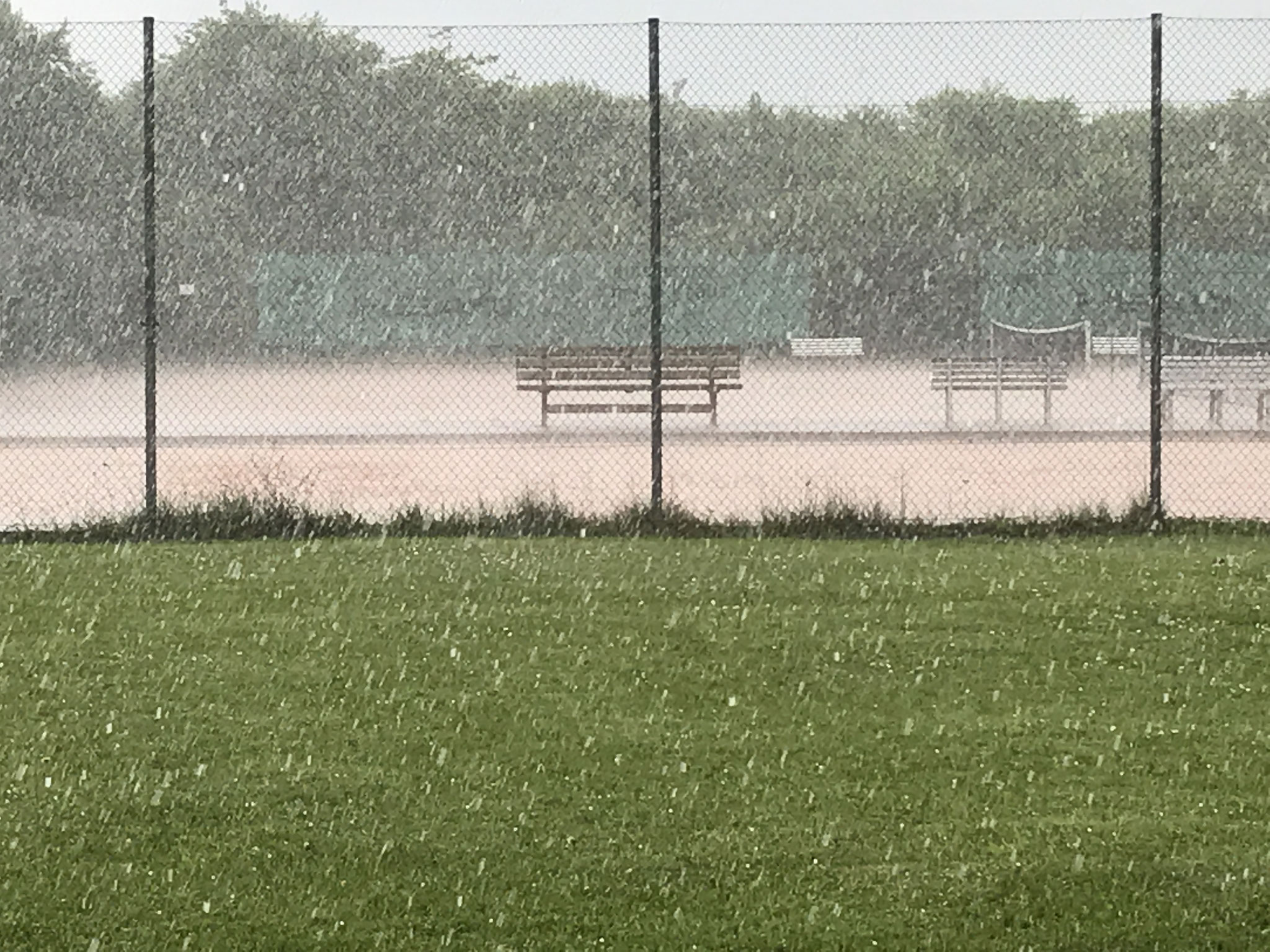 Hagel und Starkregen setzen die Plätze binnen Sekunden unter Wasser