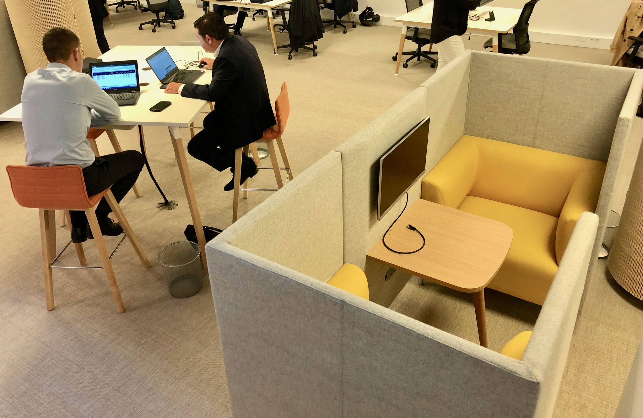 Le fauteuil Toi et Moi dans un espace de co-working crée un espace d'intimité et feutré pour la discussion