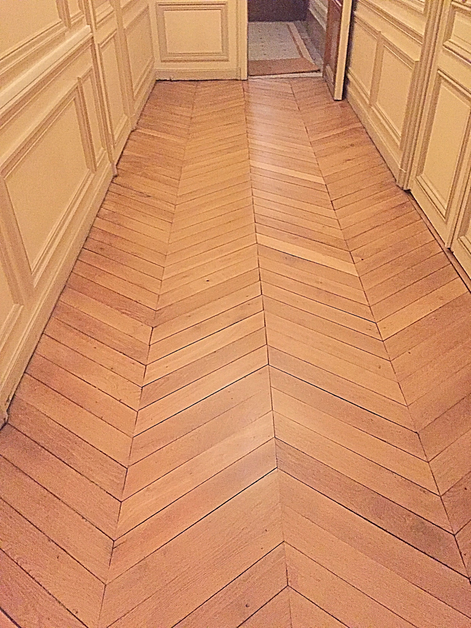 Votre parquet chêne "Point de Hongrie" poncé et vitrifié dans un appartement haussmannien de Paris 75017