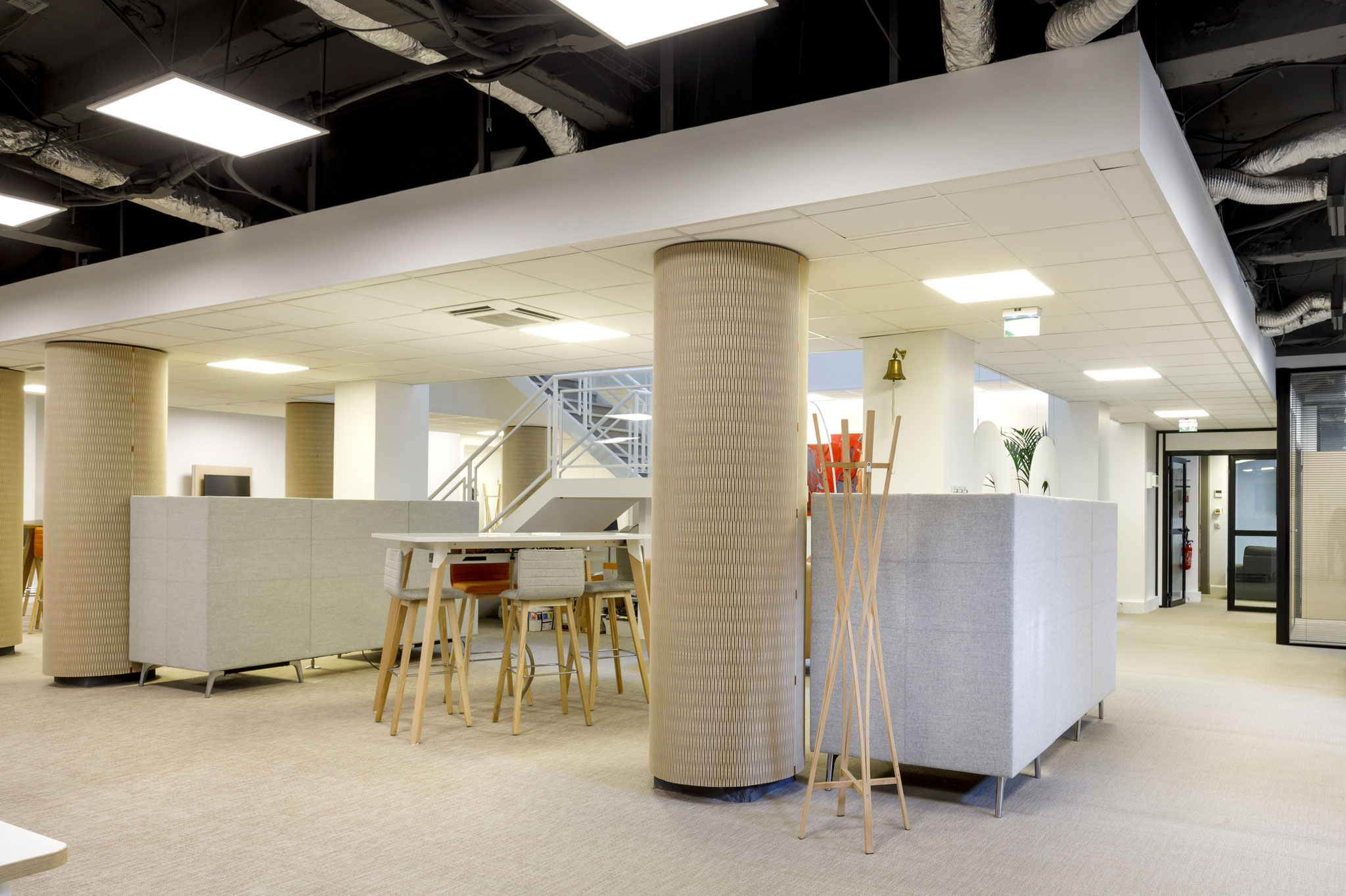 l'harmonie de bois, aux fonctions d'absorption acoustique pour un espace ouvert de co-working