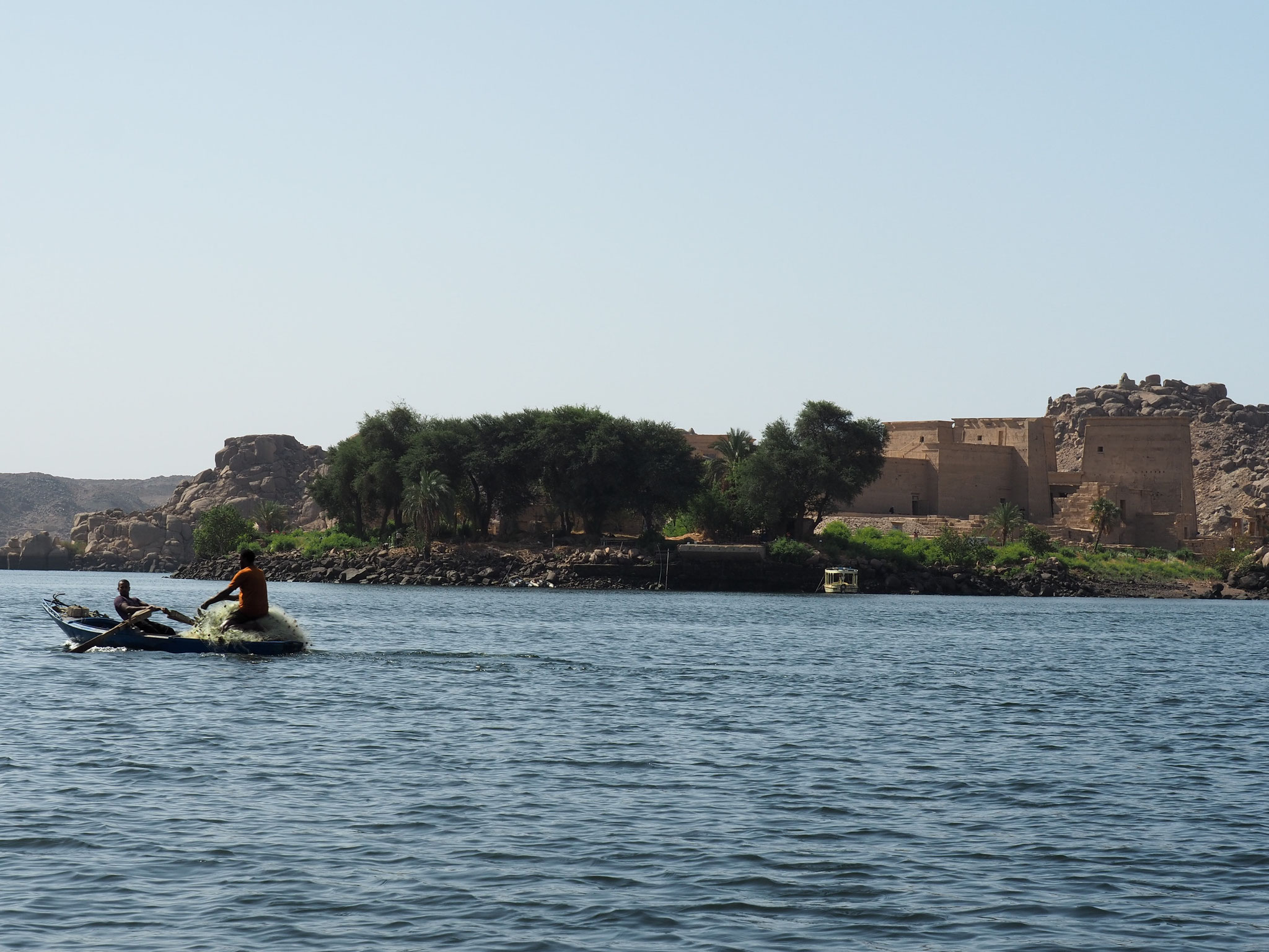 ... mit der traditionellen „Barke“ zum Tempel von Philae