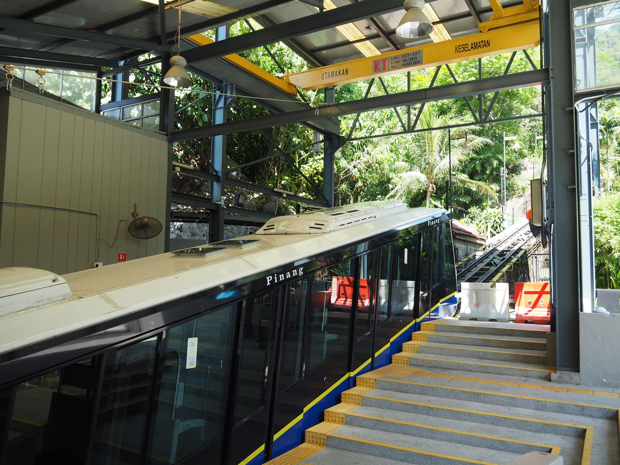 ... mit der 1923 eingeweihten Standseilbahn auf den Penang Hill 