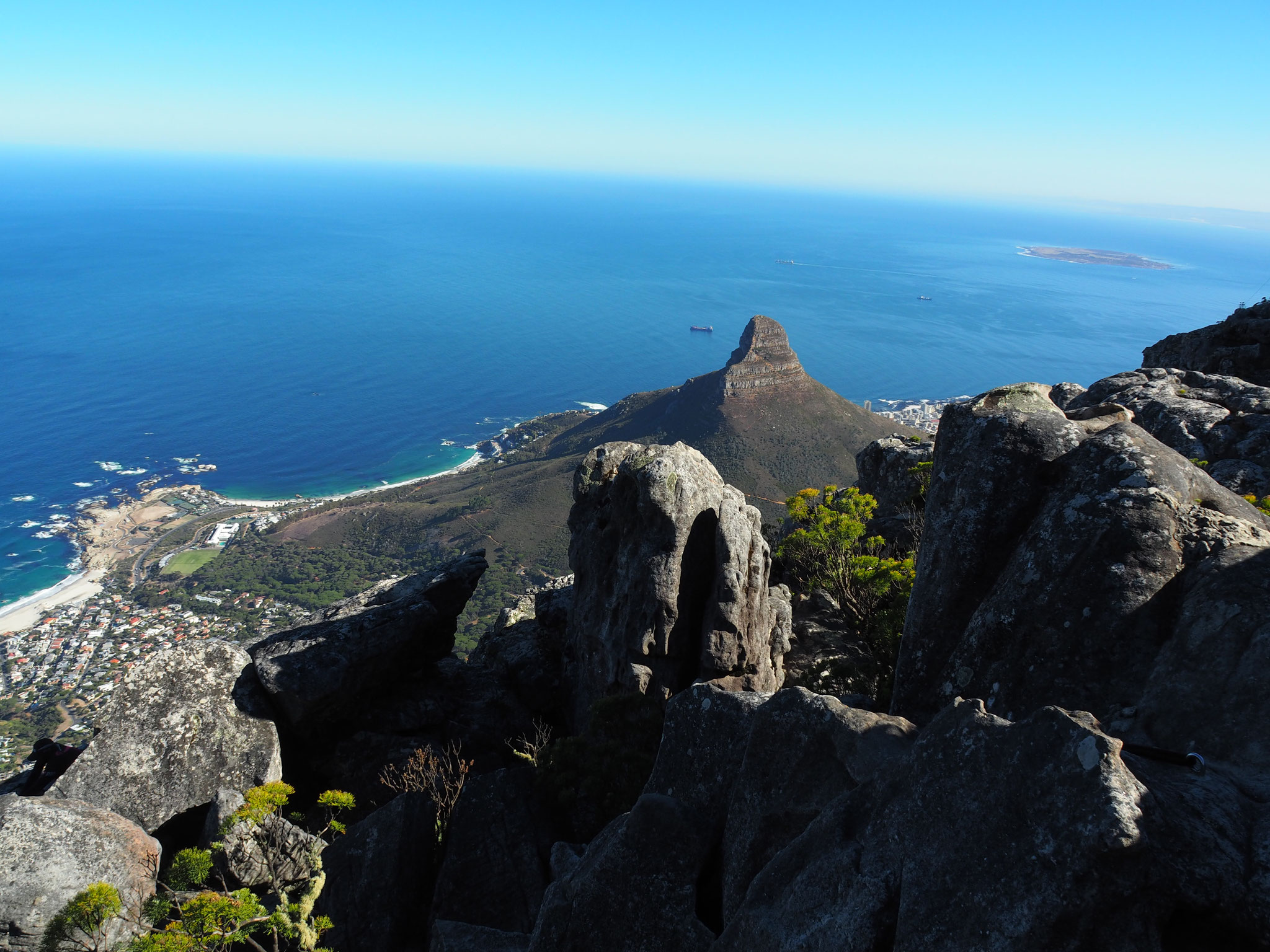 ... im Hintergrund rechts: "Robben Island"