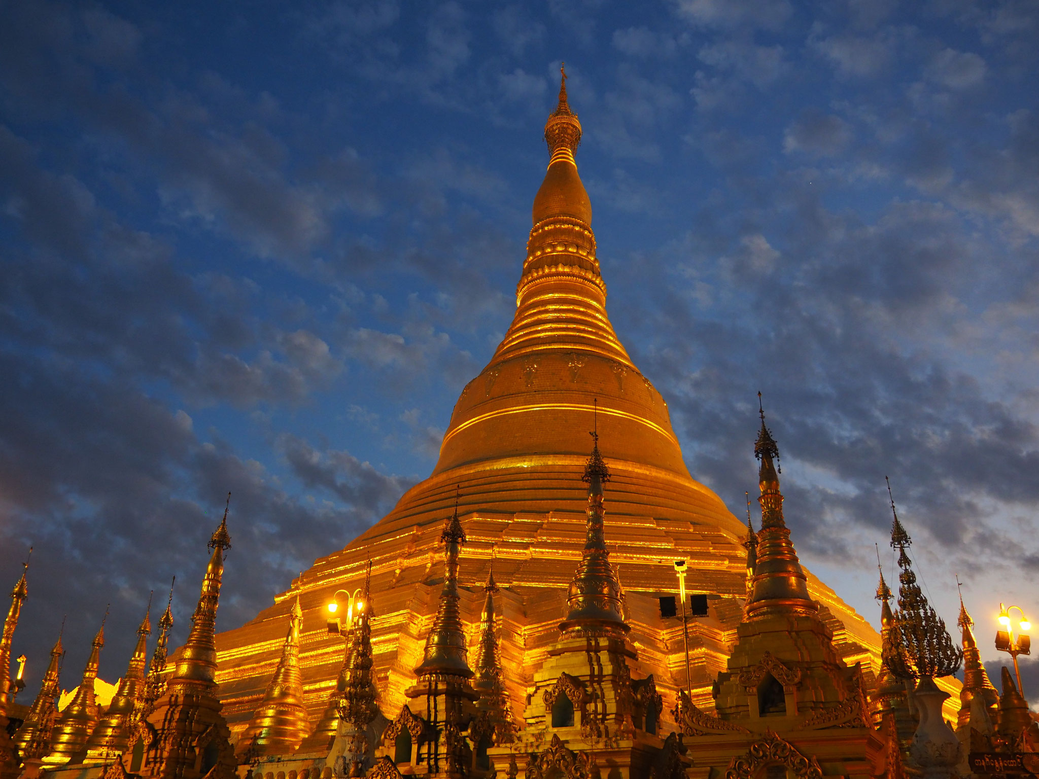 ... beleuchtete Shwedagon Pagode