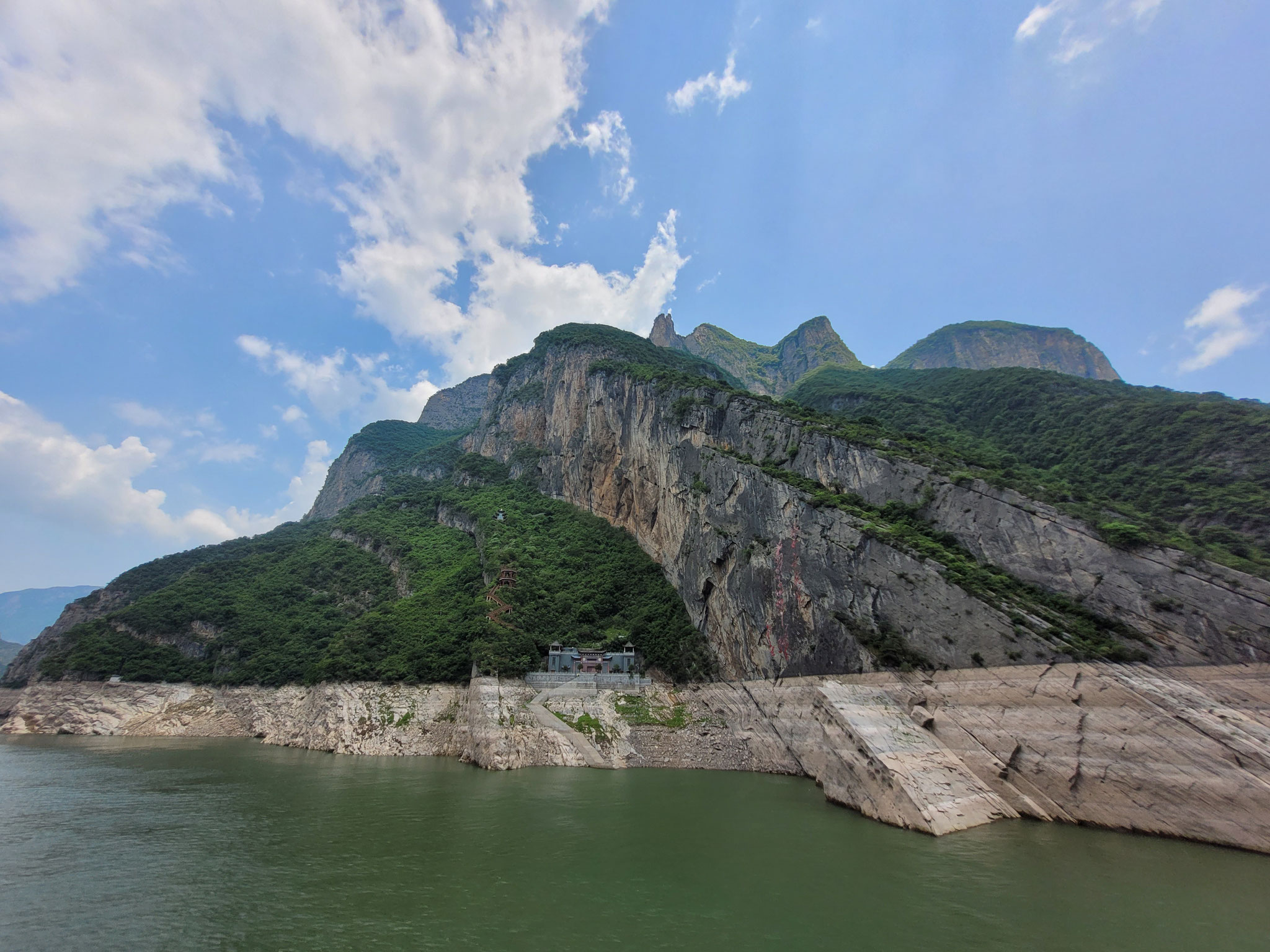 ... am bekanntesten ist der poetische Goddess Peak, dessen anmutige Form einem Mädchen ähnelt, das auf die Boote im Fluss hinunterblickt
