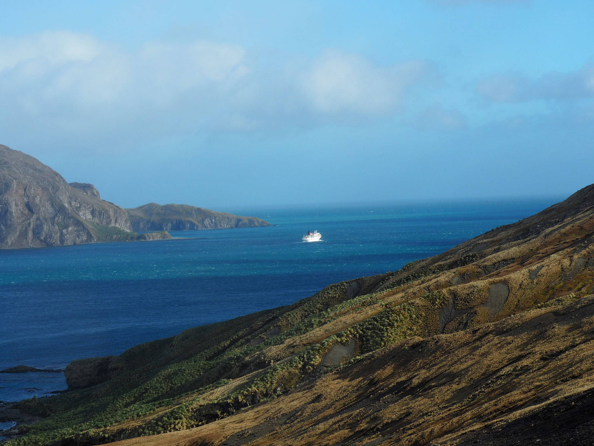 ... unser Schiff verlässt uns und fährt weiter Richtung Stromness
