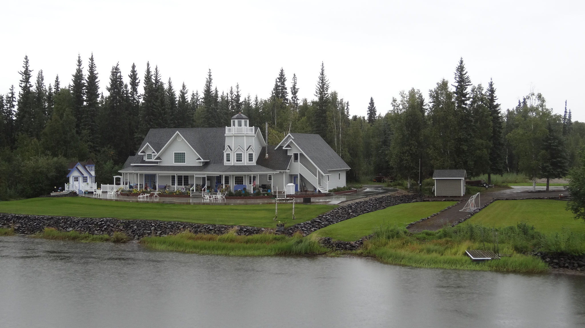 ... prächtige Villen entlang des Chena Rivers