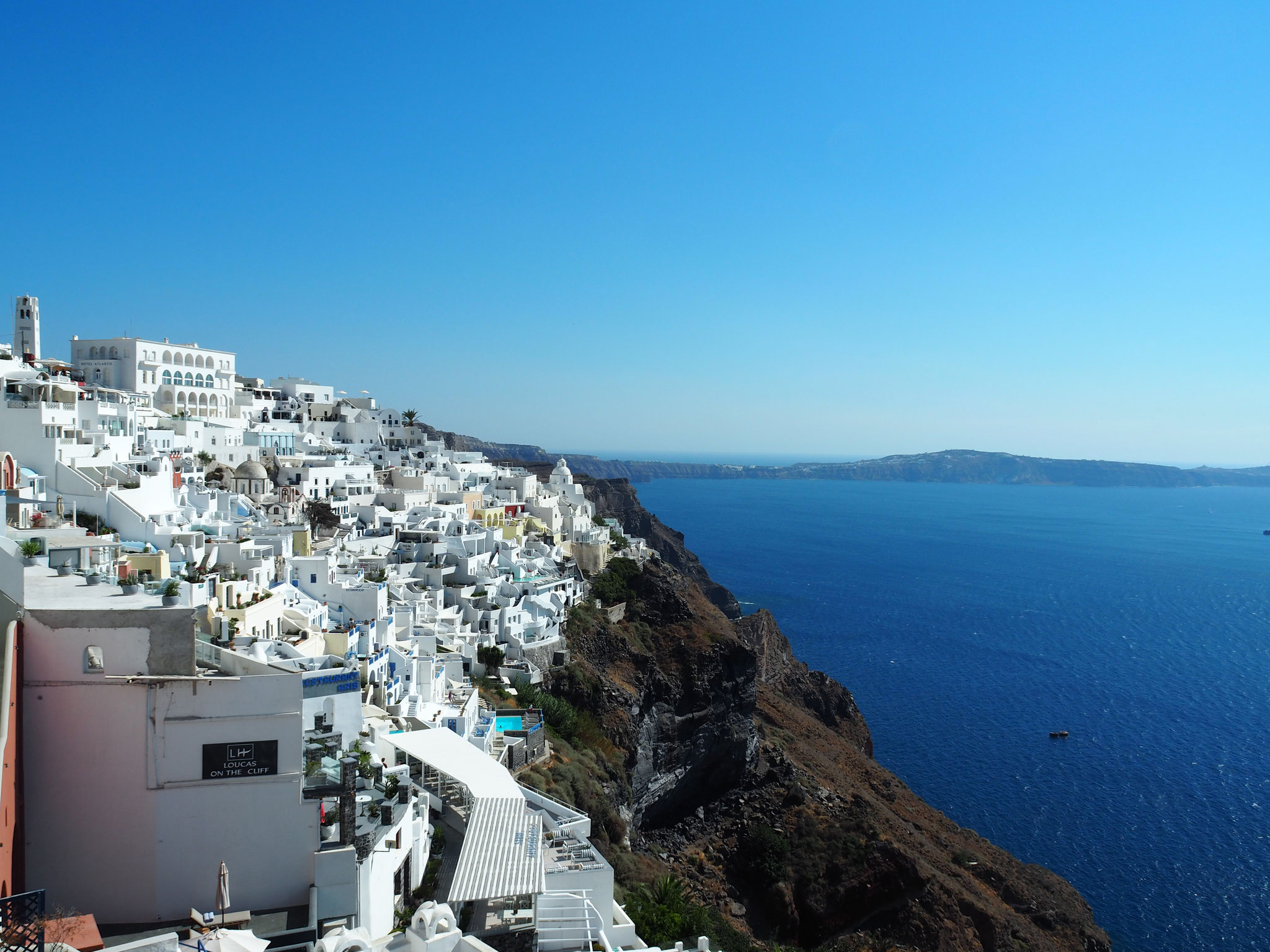 Oia - unterhalb liegt der dunkle Kiesstrand Ammoudi