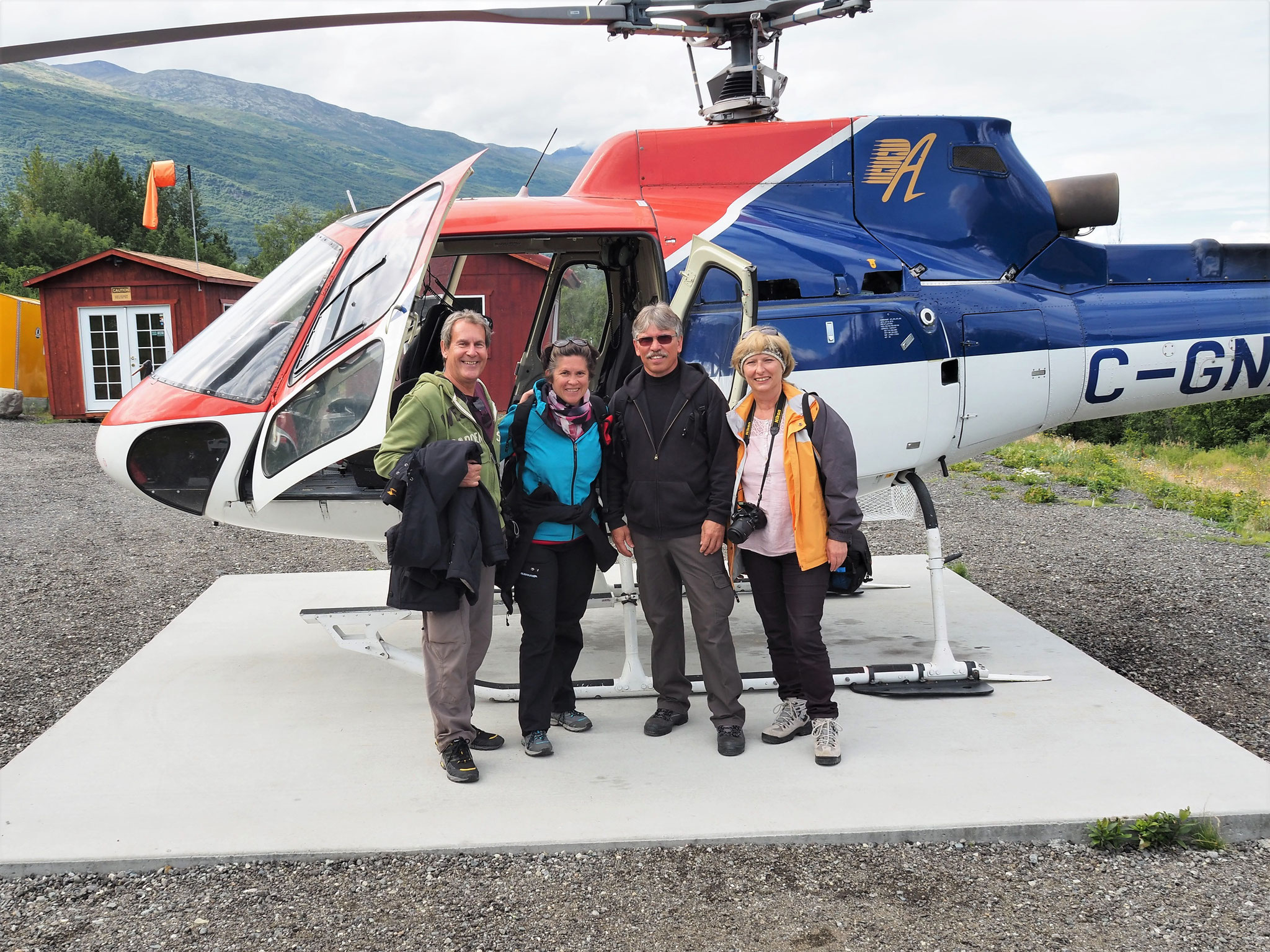 ... mit dem Helikopter zum Knik-Gletscher