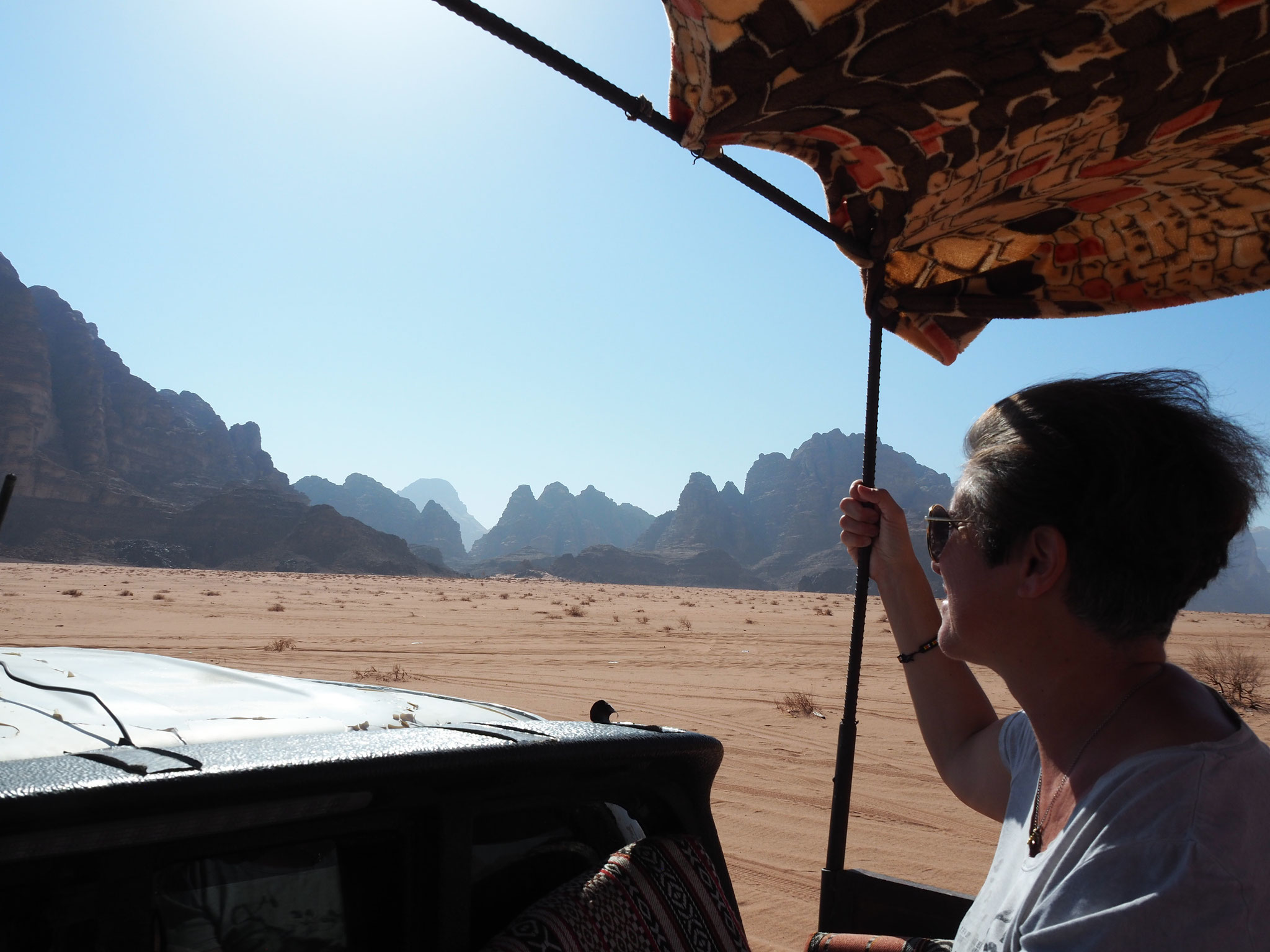 ... mit dem Geländefahrzeug in die Wüste Wadi Rum