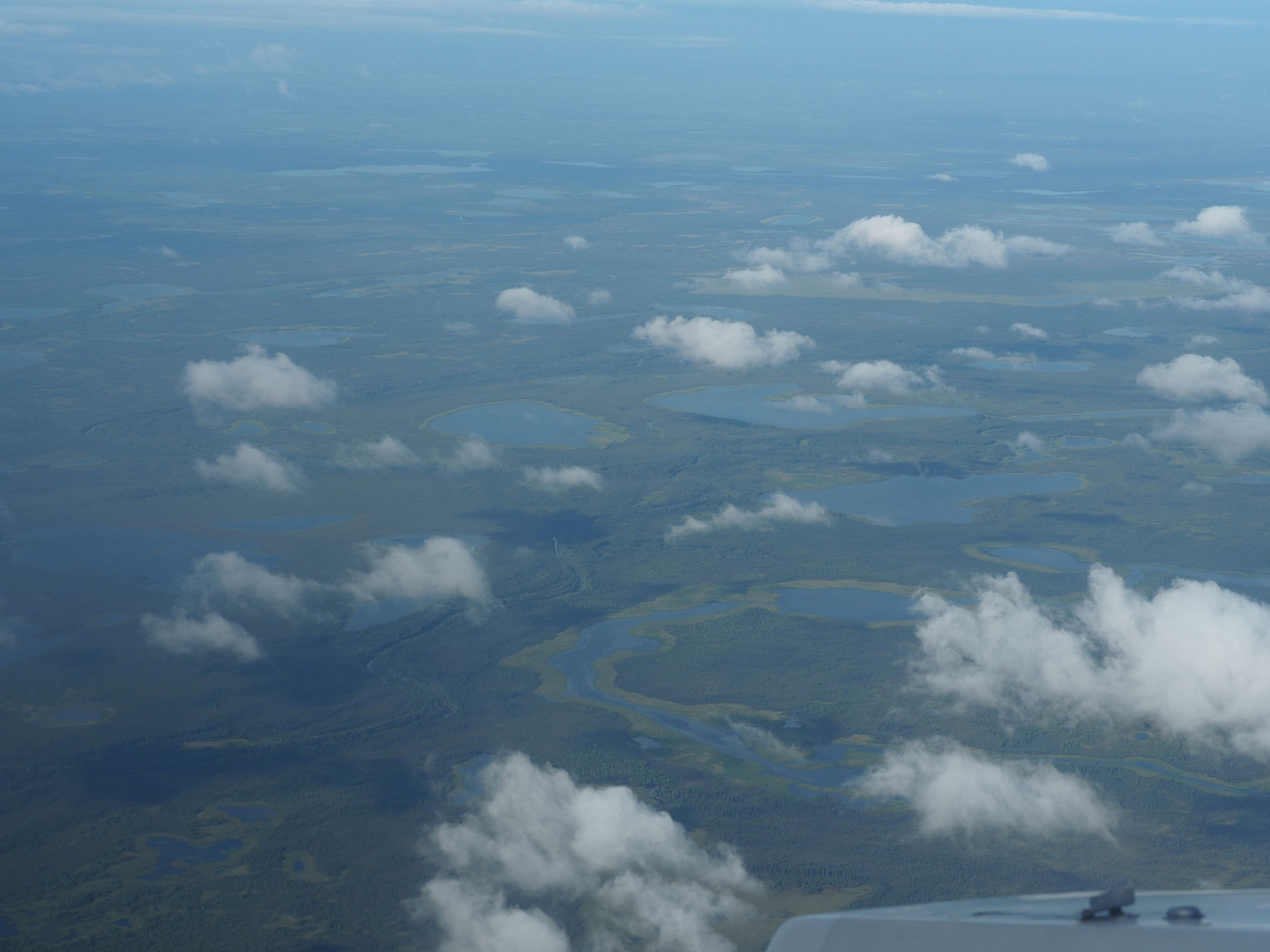 Rückflug über die vom Permafrost gestaltete Landschaft