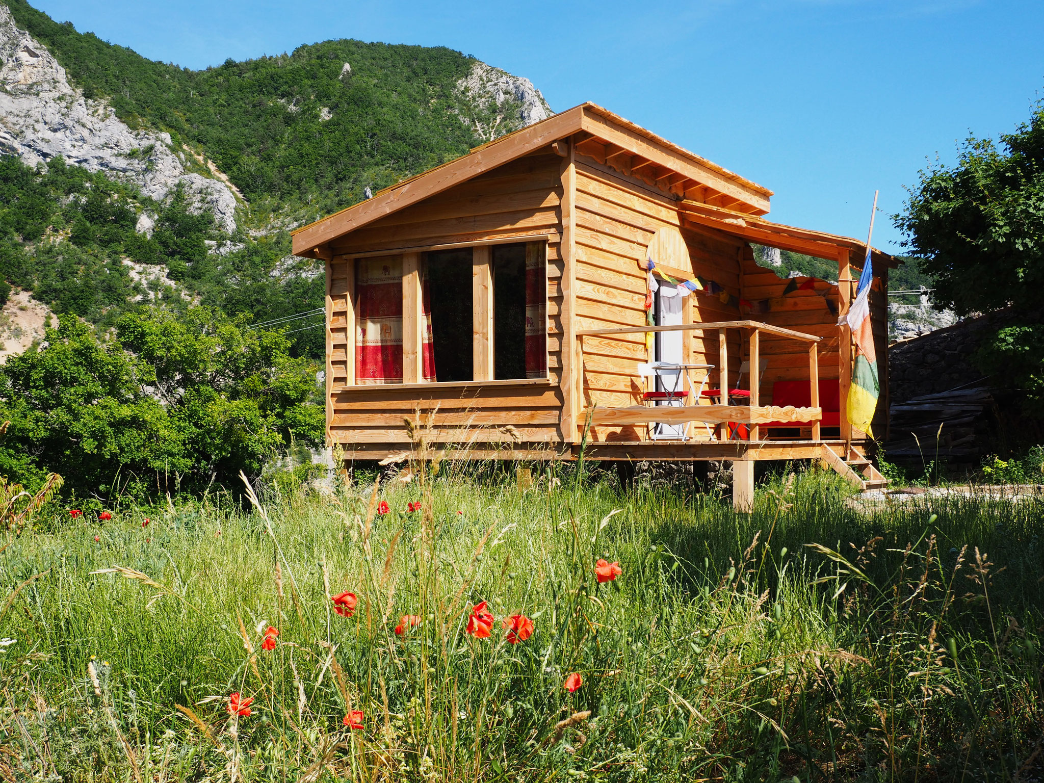La cabane Népal. Izon Nature : hébergements, chambres et table d'hôtes insolites et écoresponsables dans la Drôme provençale, trek dans la Méouge