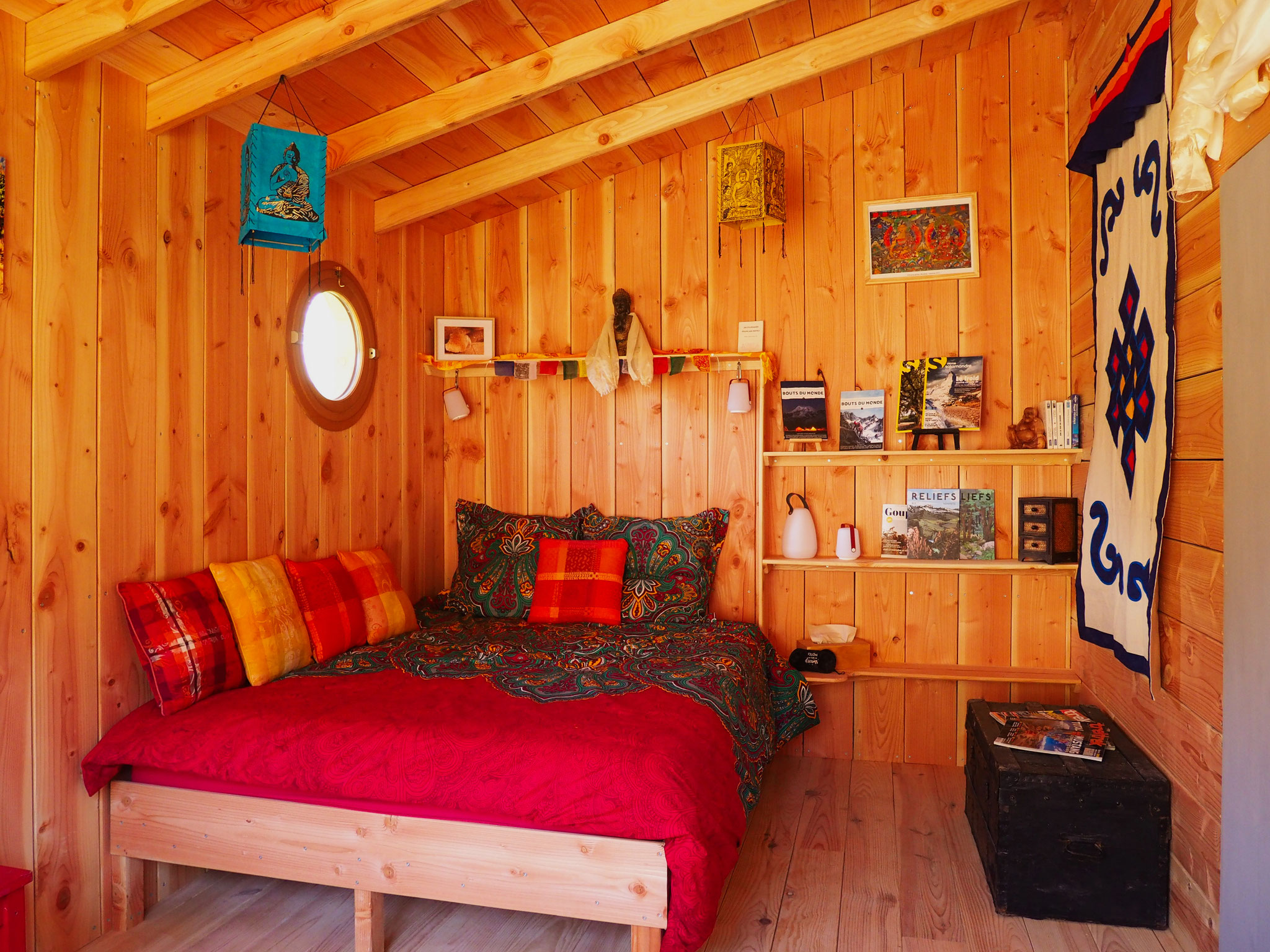 La cabane Népal. Izon Nature : hébergements, chambres et table d'hôtes insolites et écoresponsables dans la Drôme provençale, trek dans la Méouge