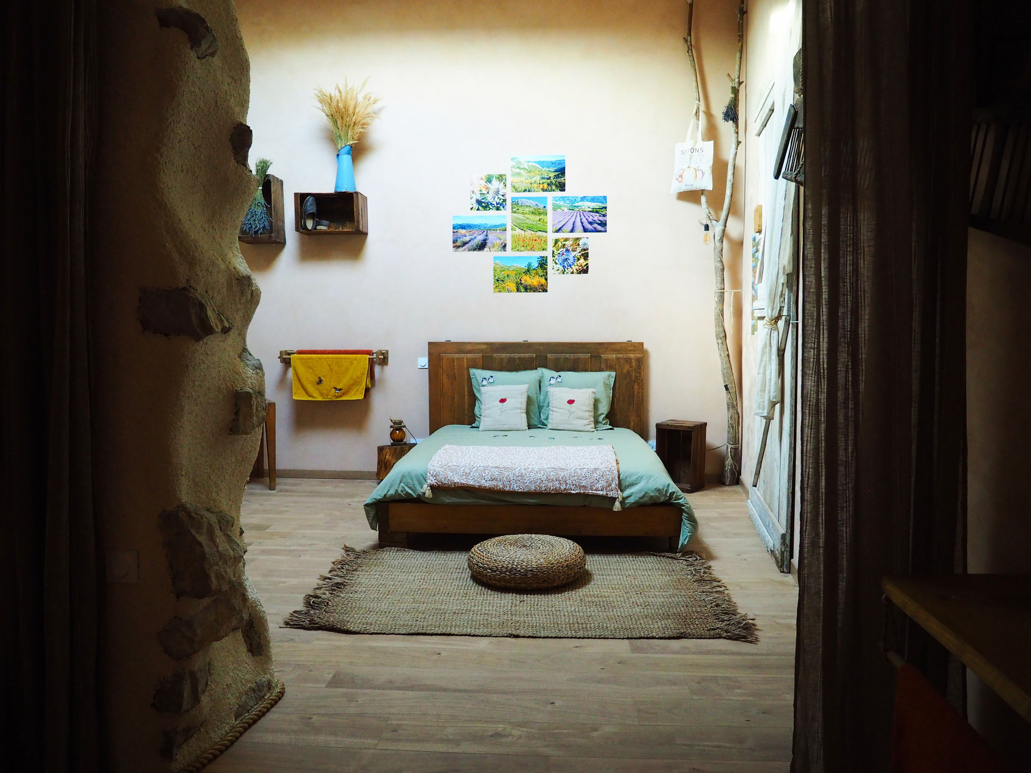 La chambre de la Grange. Izon Nature : hébergements, chambres et table d'hôtes insolites et écoresponsables dans la Drôme provençale, trek dans la Méouge