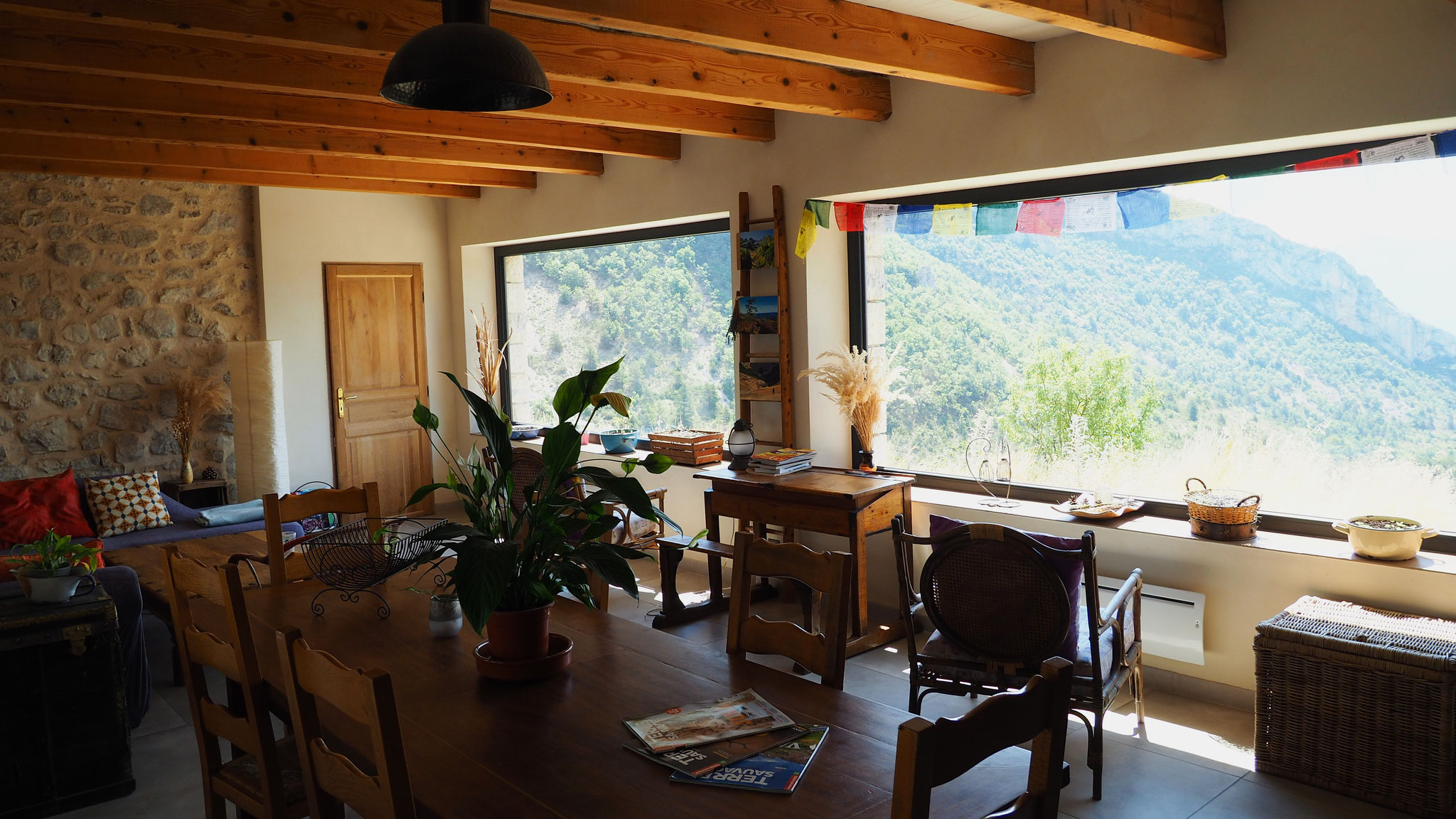 Le salle commune. Izon Nature : hébergements et table d'hôtes insolites et écoresponsables dans la Drôme provençale, trek dans la Méouge