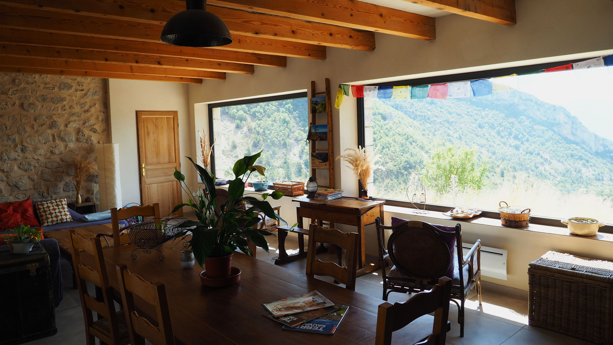 Le salle commune. Izon Nature : hébergements, chambres et table d'hôtes insolites et écoresponsables dans la Drôme provençale, trek dans la Méouge