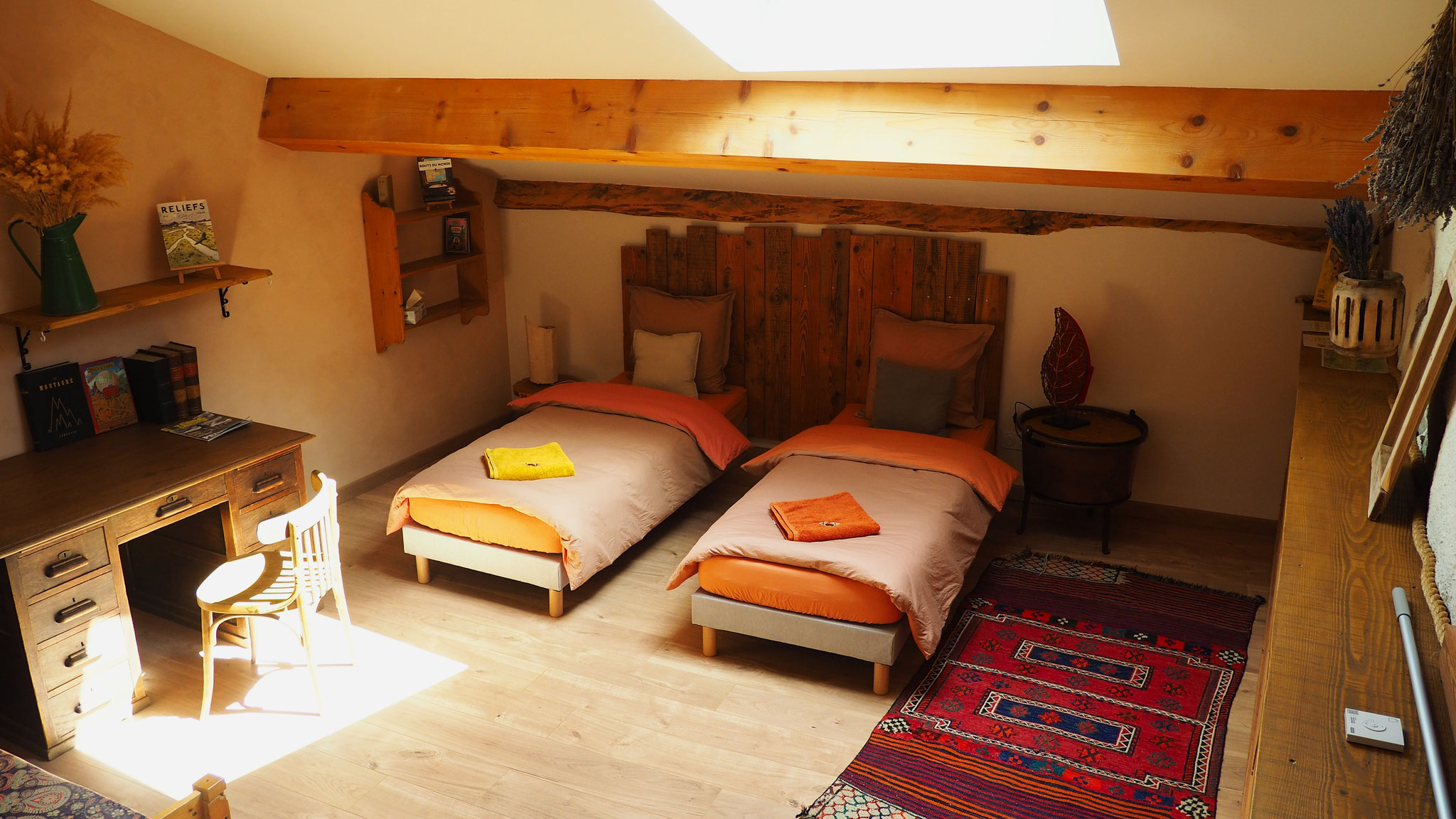 La chambre du Grenier. Izon Nature : hébergements, chambres et table d'hôtes insolites et écoresponsables dans la Drôme provençale, trek dans la Méouge