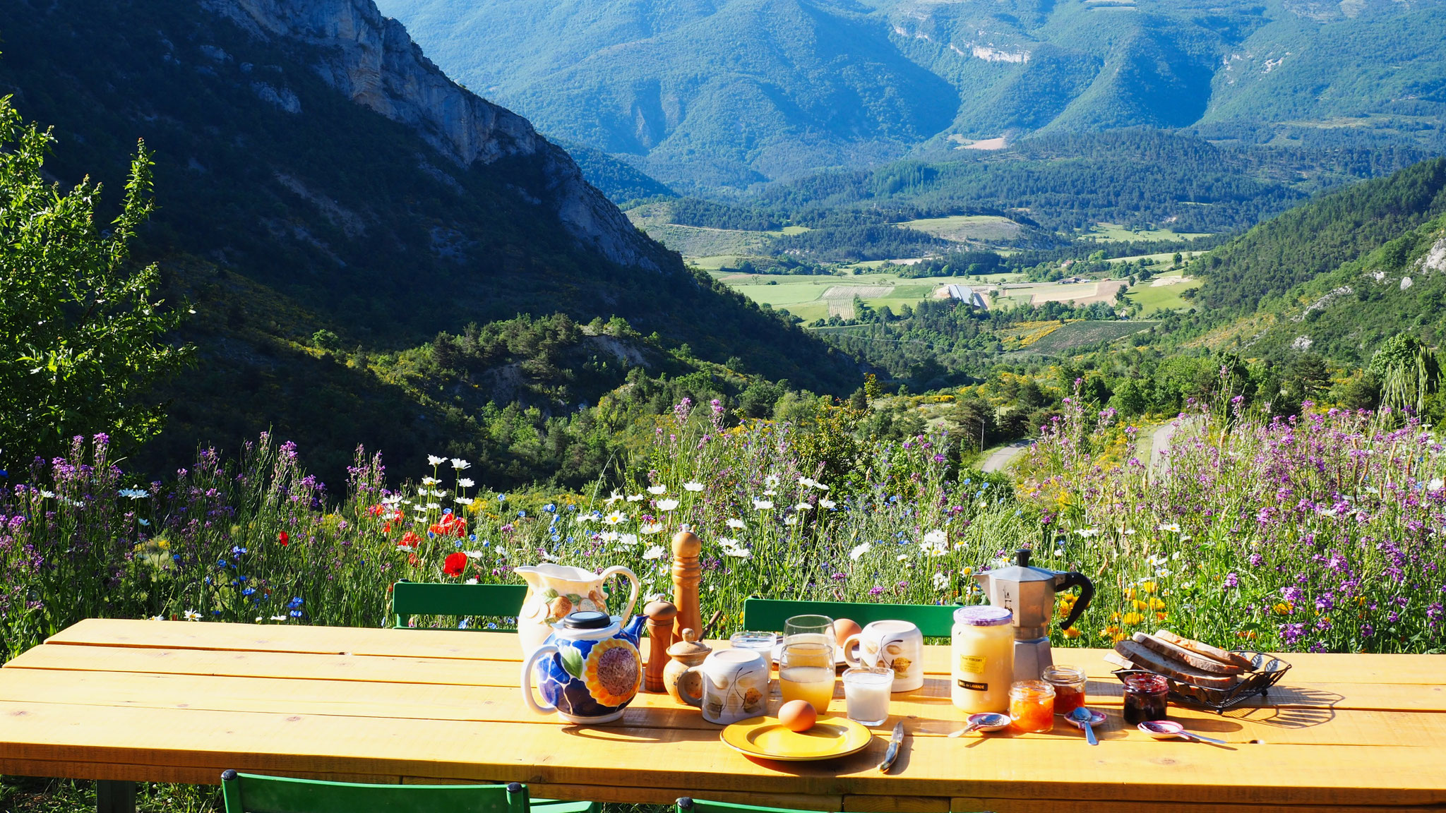 Le petit-déjeuner. Izon Nature : hébergements, chambres et table d'hôtes insolites et écoresponsables dans la Drôme provençale, trek dans la Méouge