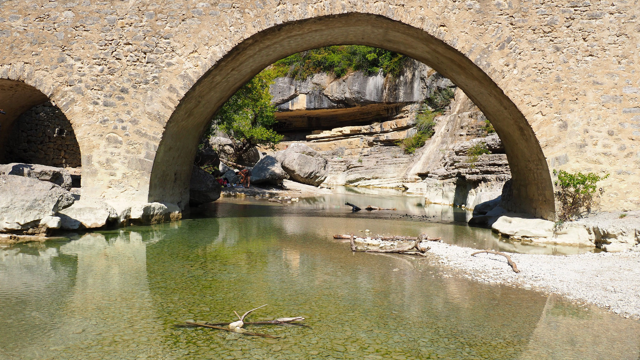 Les gorges de la Méouge. Izon Nature : hébergements et table d'hôtes insolites et écoresponsables dans la Drôme provençale, trek dans la Méouge