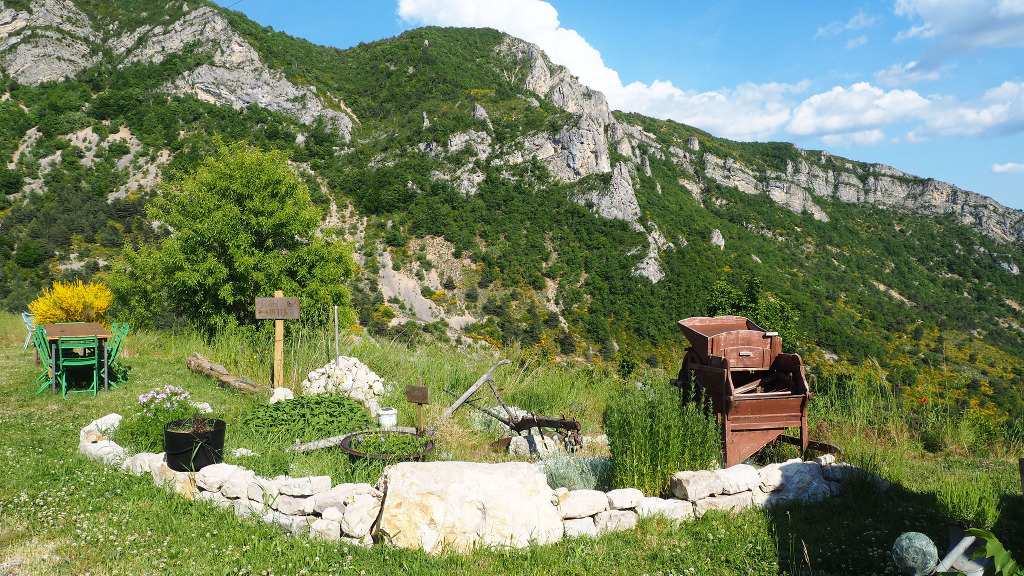 Izon Nature : hébergements, chambres et table d'hôtes insolites et écoresponsables dans la Drôme provençale, trek dans la Méouge
