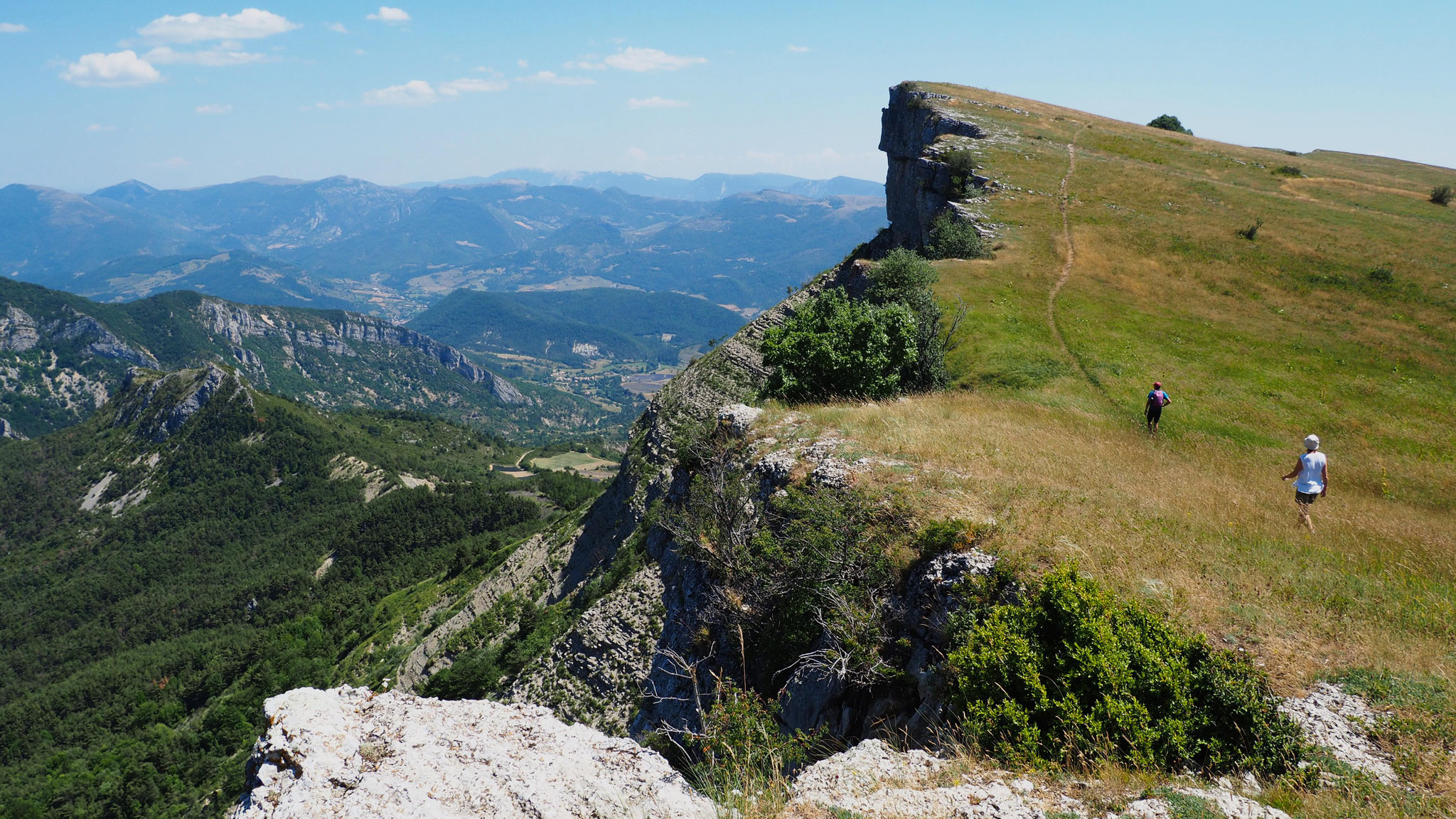 Sur la montagne de Chamouse. Izon Nature : hébergements, chambres et table d'hôtes insolites et écoresponsables dans la Drôme provençale, trek dans la Méouge
