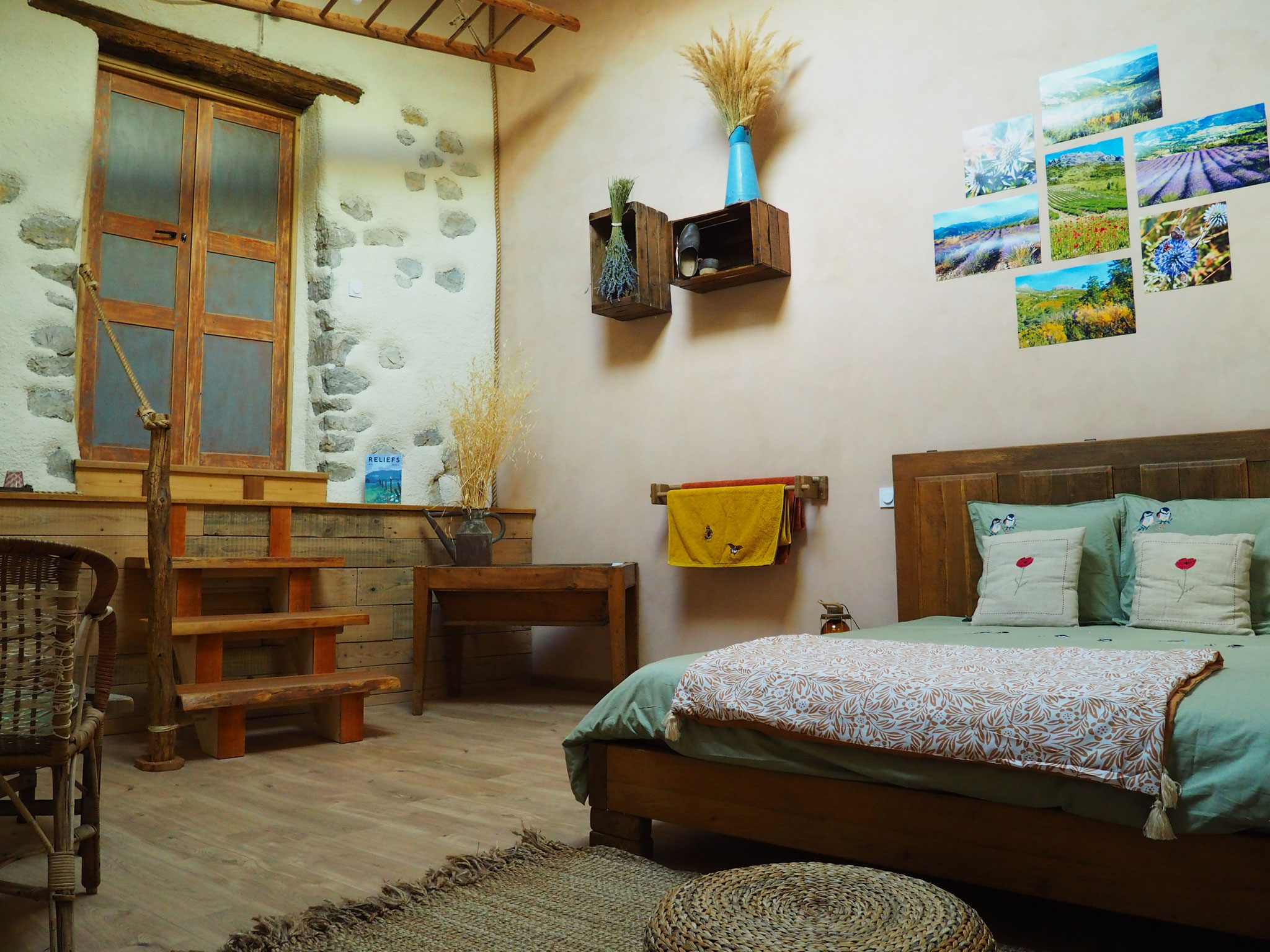 La chambre de la Grange. Izon Nature : hébergements, chambres et table d'hôtes insolites et écoresponsables dans la Drôme provençale, trek dans la Méouge