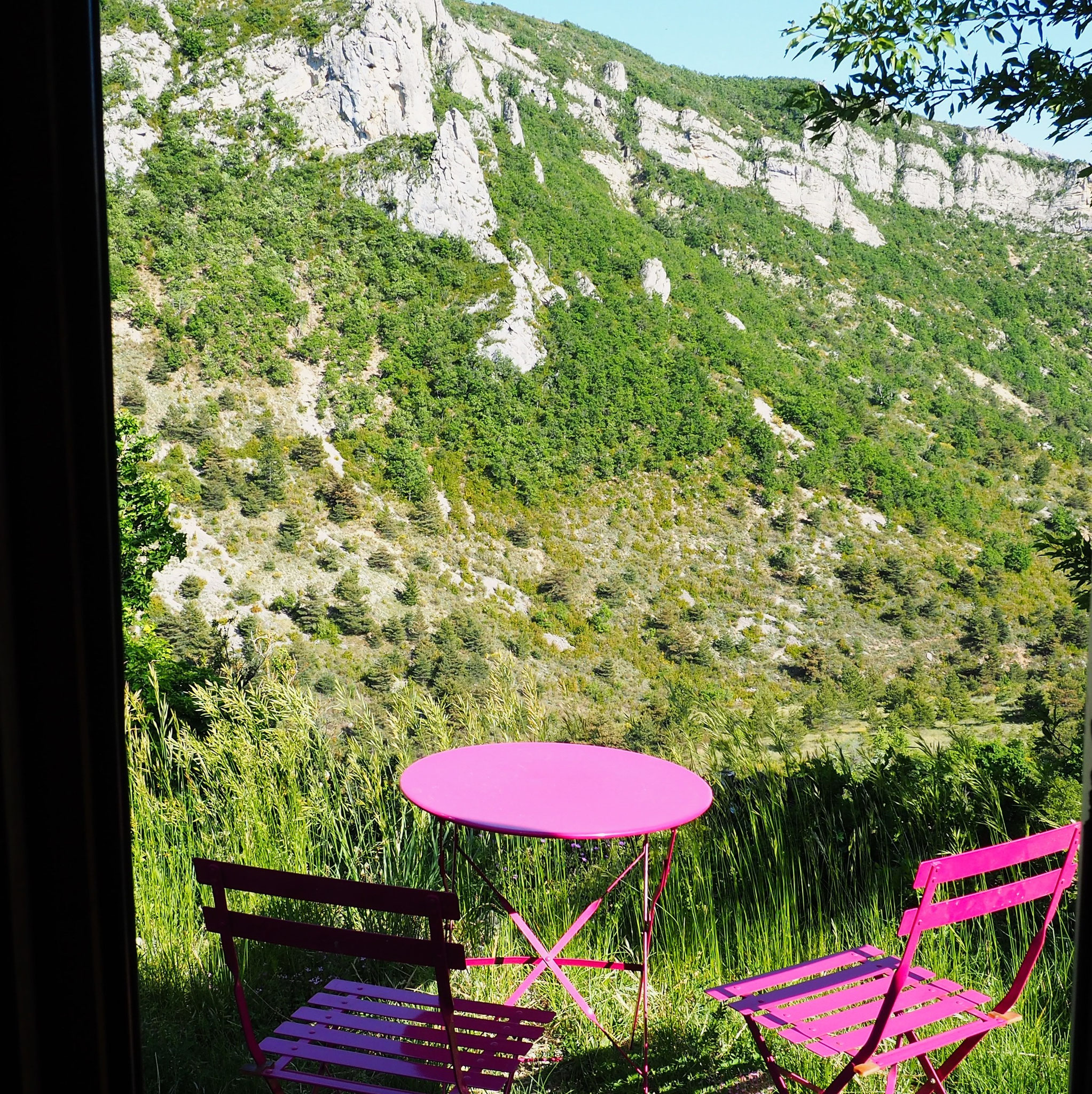 La caravane Into the Wild. Izon Nature : hébergements, chambres et table d'hôtes insolites et écoresponsables dans la Drôme provençale, trek dans la Méouge