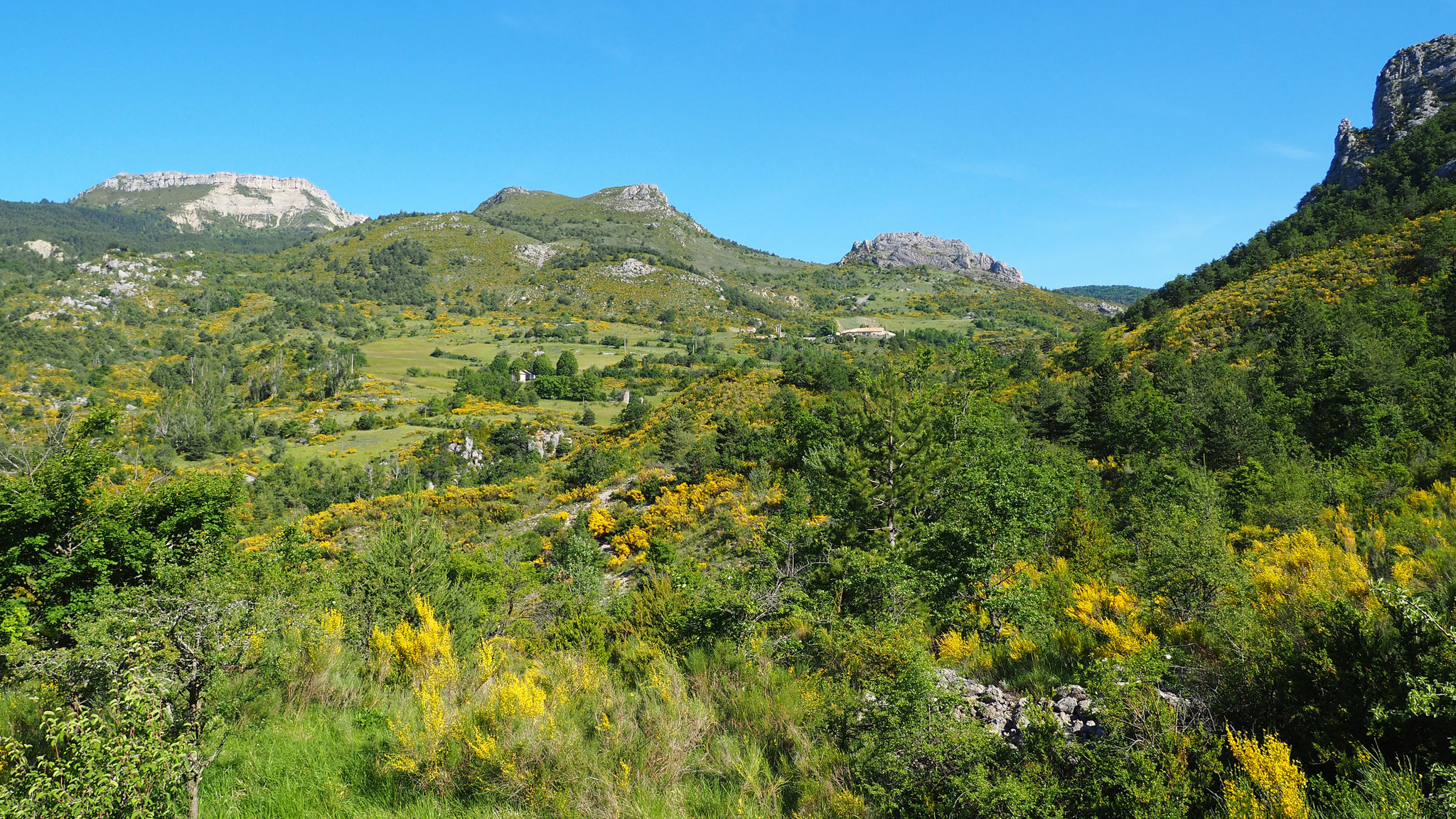En balade près d'Izon. Izon Nature : hébergements et table d'hôtes insolites et écoresponsables dans la Drôme provençale, trek dans la Méouge