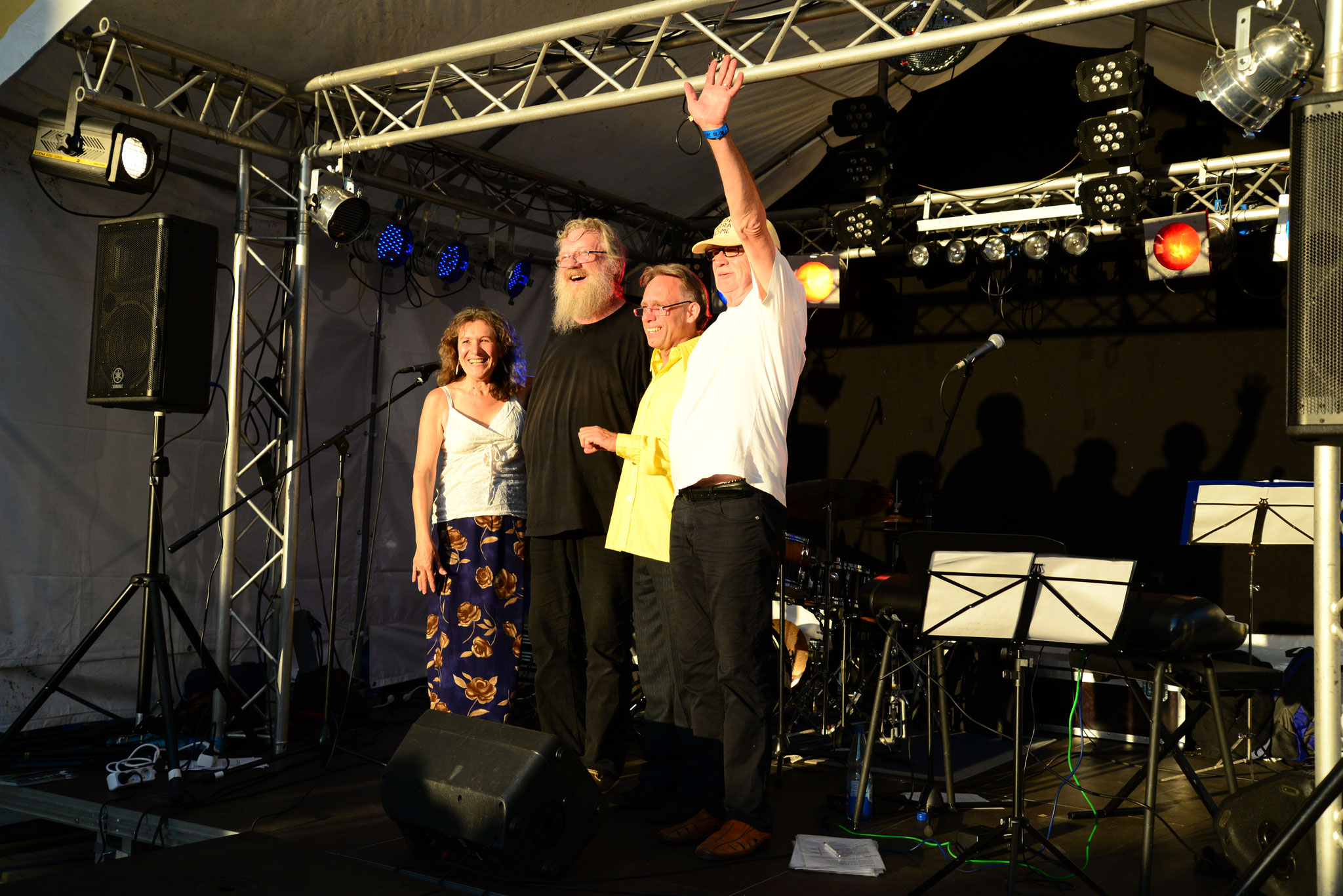 02.08.2015 Jazz auf dem Altstadtfest Hersbruck mit mit Jockel Peter Streb (p), Dieter Feist (b), Uwe Zapala (dr), Georgina (Foto Katharina Hubner)