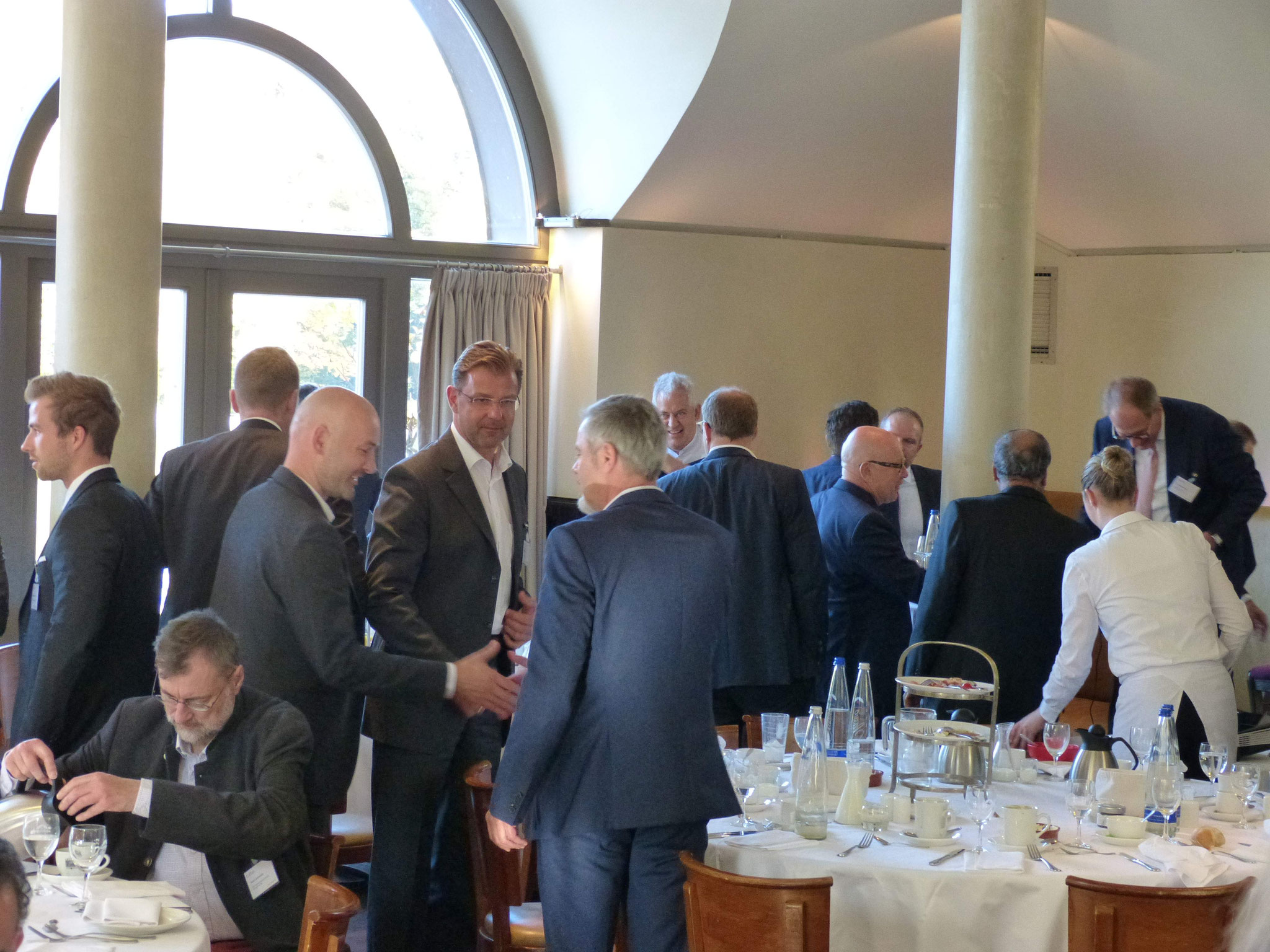  Networking nach der gelungenen Veranstaltung mit 130 Anmeldungen