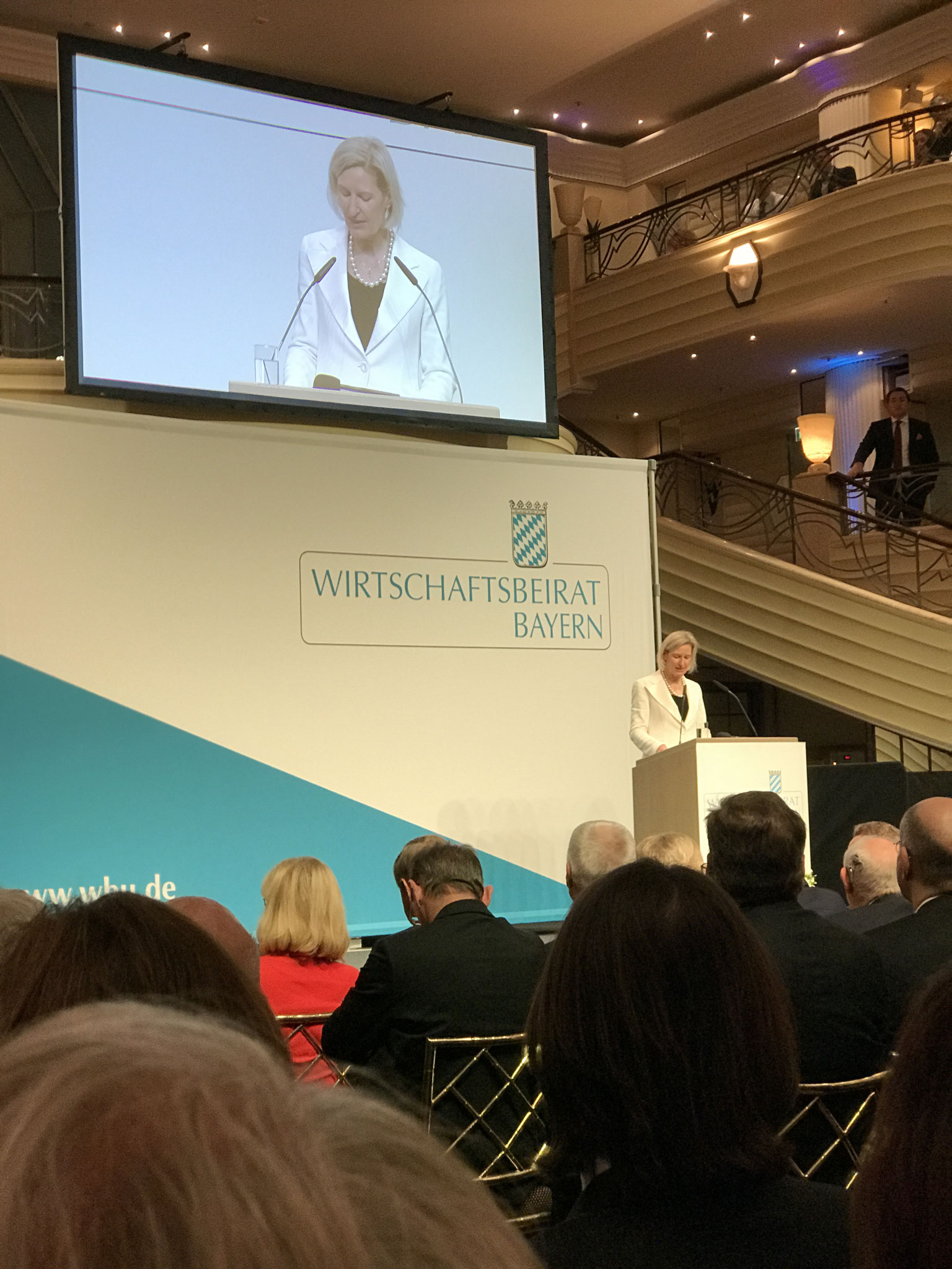 Frau Professor Angelika Niebler, Präsidentin der Wirtschaftsbeirates der Union sowie stellvertretende Parteivorsitzende der CSU, begrüßt die Gäste und Referenten