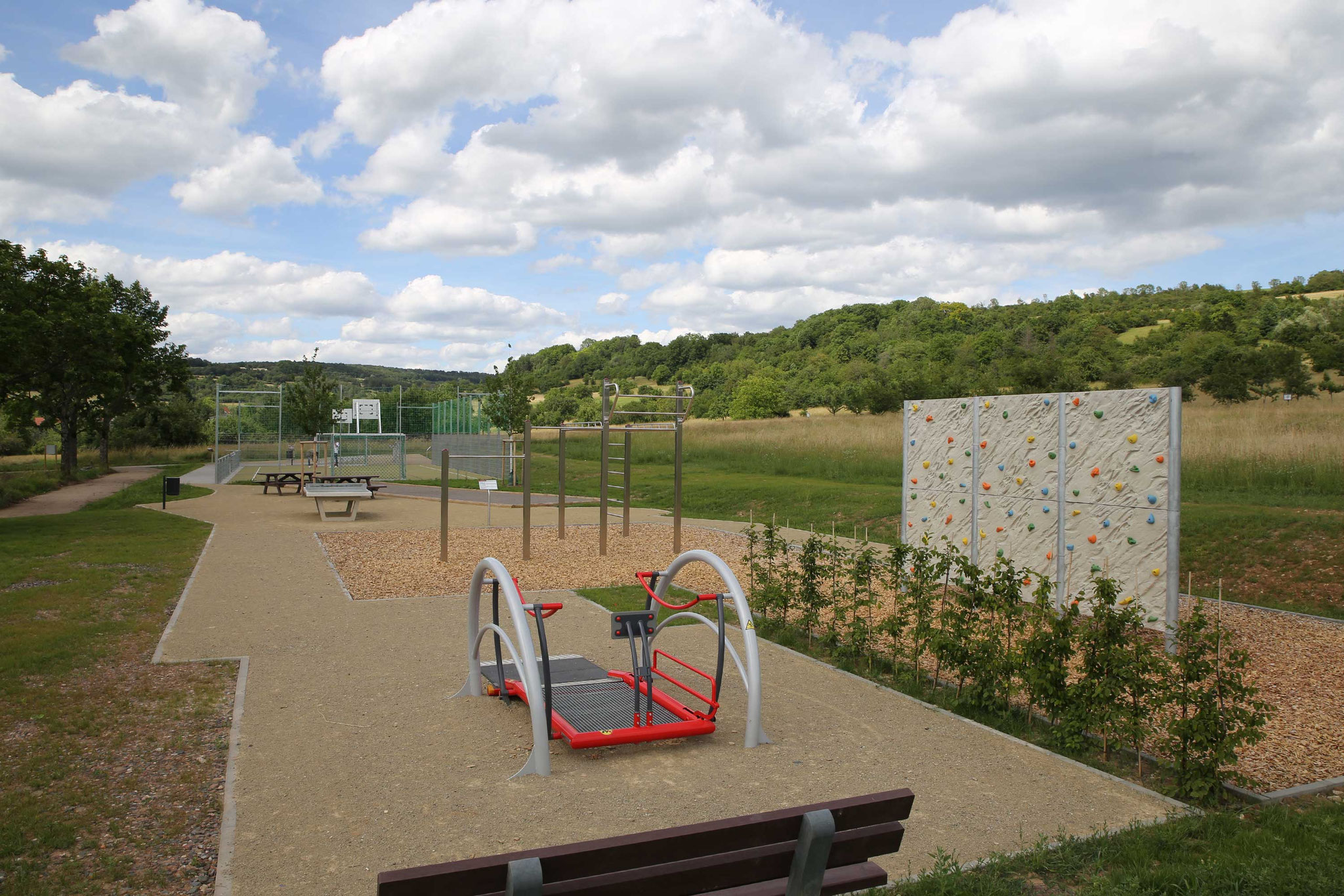 Vorderer Bereich mit Outdoor-Fitnessgeräten und Multifunktionsfeld