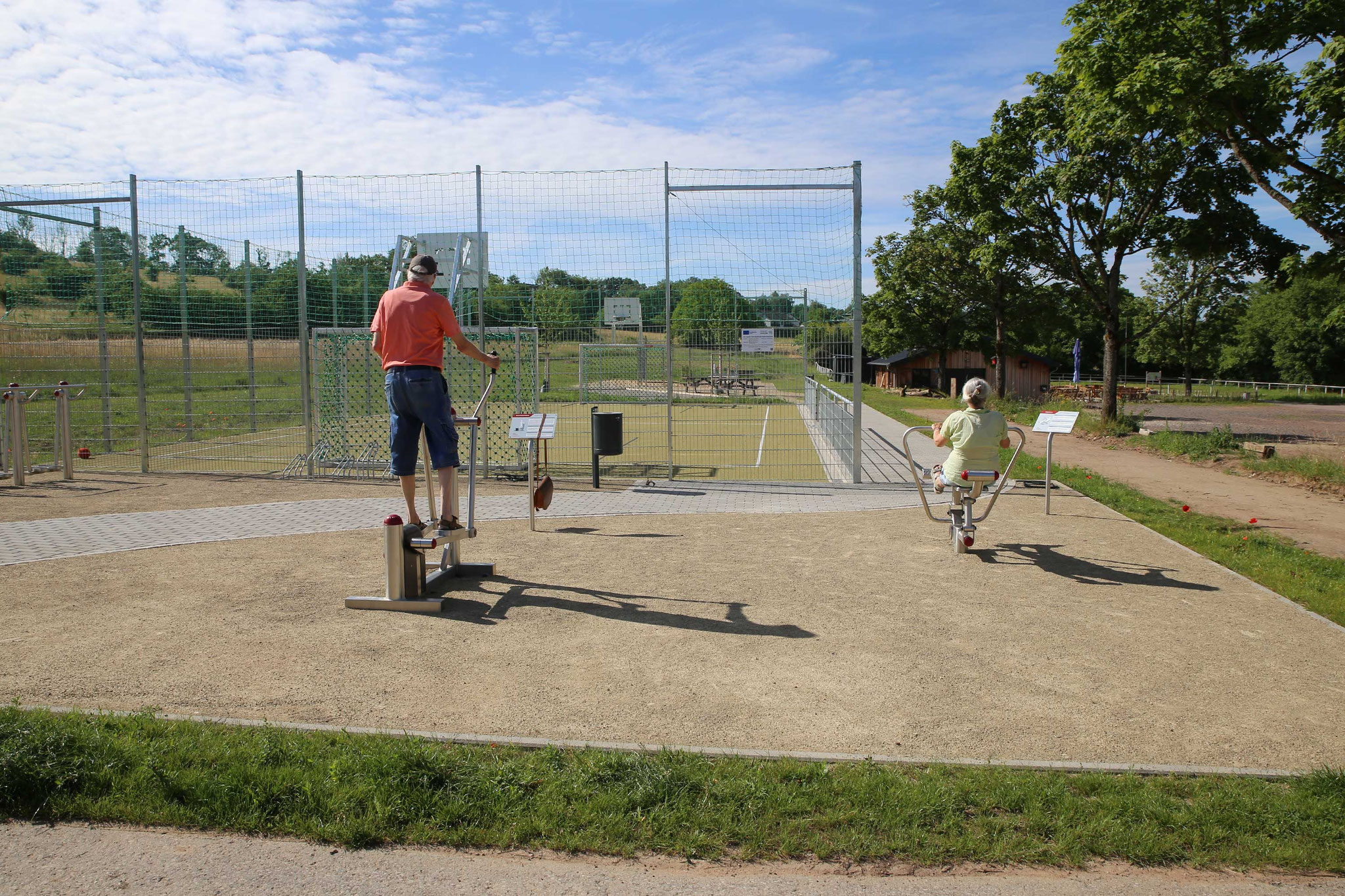 Vorderer Bereich mit Outdoor-Fitnessgeräten und Multifunktionsfeld